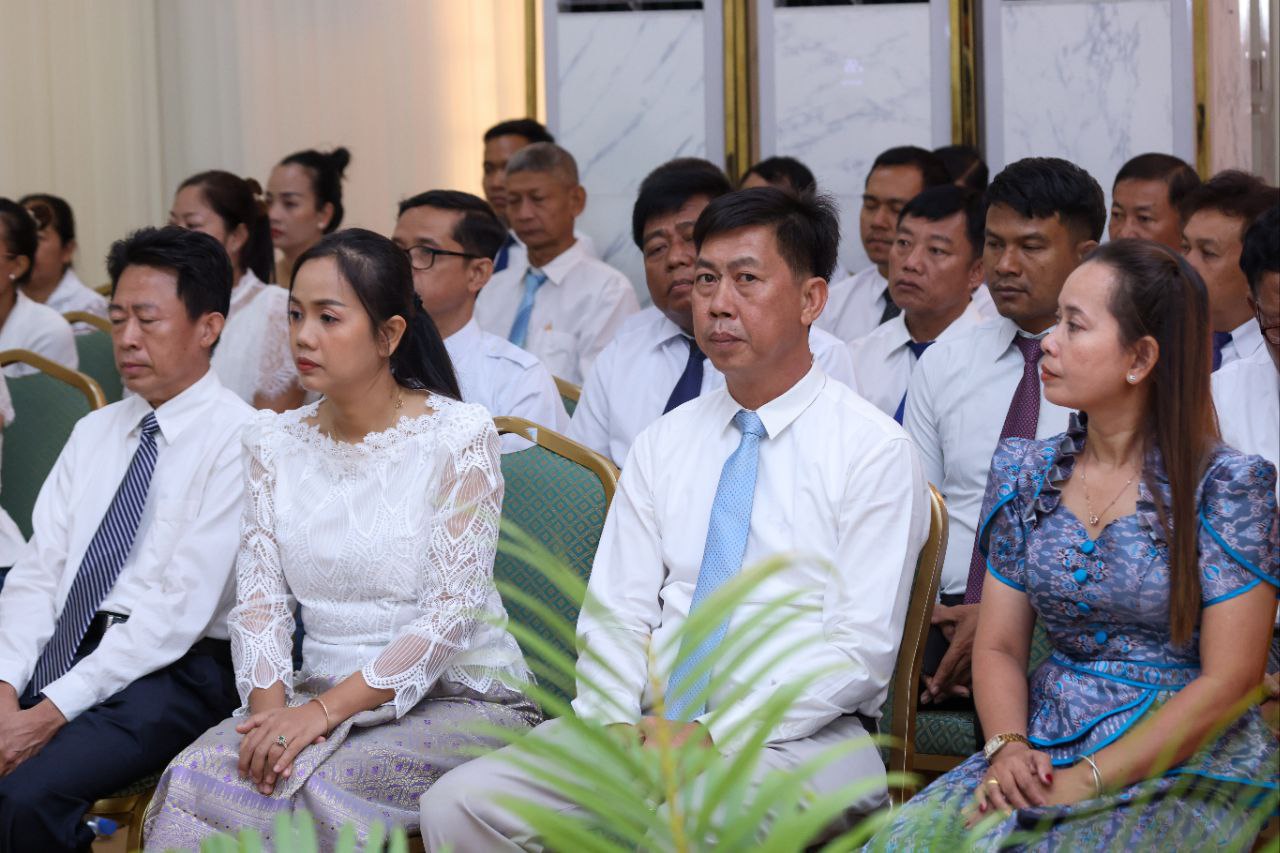 ឯកឧត្ដម ឆាយ ប្ញទ្ធិសែន ជួបសំណេះសំណាល និងសាកសួរសុខទុក្ខជាមួយថ្នាក់ដឹកនាំ មន្ត្រីរាជការ និងមន្ដ្រីជាប់កិច្ចសន្យានៃមន្ទីរអភិវឌ្ឍន៍ជនបទរាជធានីភ្នំពេញ 7 5 17