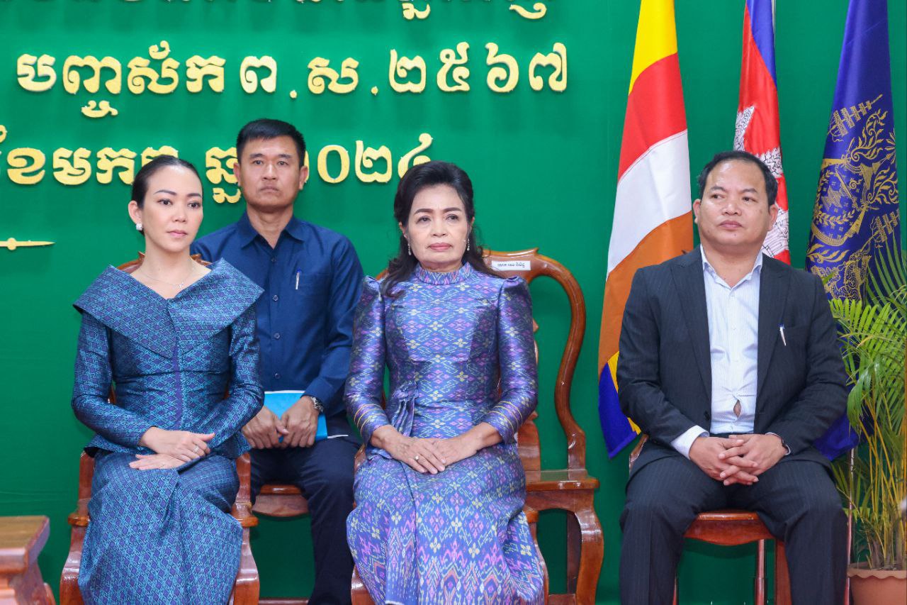 ឯកឧត្ដម ឆាយ ប្ញទ្ធិសែន ជួបសំណេះសំណាល និងសាកសួរសុខទុក្ខជាមួយថ្នាក់ដឹកនាំ មន្ត្រីរាជការ និងមន្ដ្រីជាប់កិច្ចសន្យានៃមន្ទីរអភិវឌ្ឍន៍ជនបទរាជធានីភ្នំពេញ 8 6 16