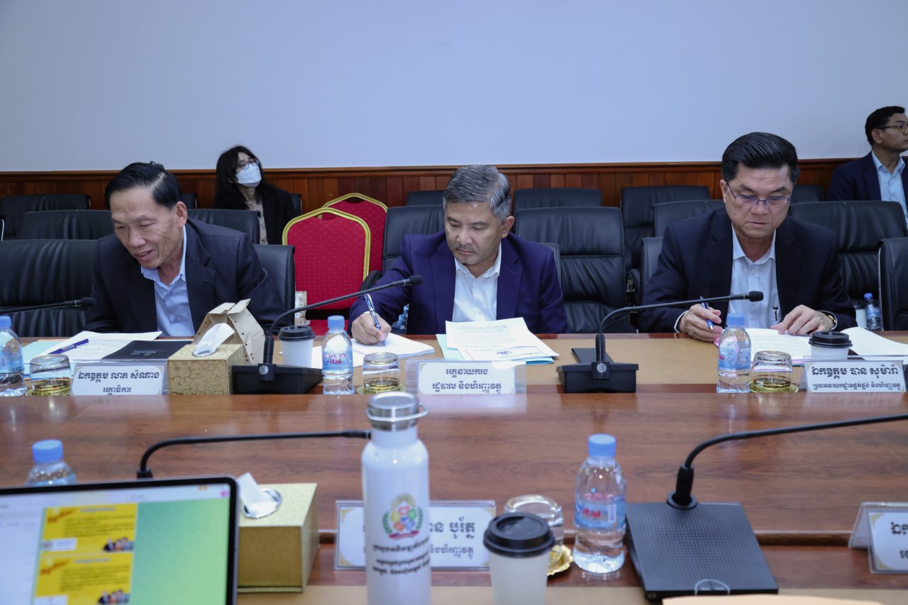 ឯកឧត្តម ឆាយ ឫទ្ធិសែន រដ្ឋមន្ត្រីក្រសួងអភិវឌ្ឍន៍ជនបទ អញ្ជើញដឹកនាំកិច្ចប្រជុំស្ដីពី ការរៀបចំផែនការយុទ្ធសាស្រ្តអភិវឌ្ឍន៍ជនបទឆ្នាំ២០២៤-២០២៨ និងកម្មវិធី របស់ក្រសួងអភិវឌ្ឍន៍ជនបទ ក្នុងអាណត្ដិទី៧ នៃរដ្ឋសភា។ 8 6 5