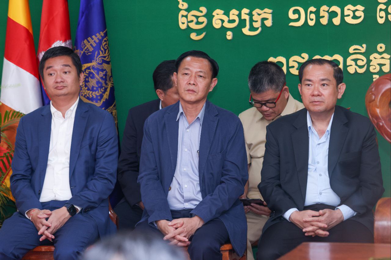 ឯកឧត្ដម ឆាយ ប្ញទ្ធិសែន ជួបសំណេះសំណាល និងសាកសួរសុខទុក្ខជាមួយថ្នាក់ដឹកនាំ មន្ត្រីរាជការ និងមន្ដ្រីជាប់កិច្ចសន្យានៃមន្ទីរអភិវឌ្ឍន៍ជនបទរាជធានីភ្នំពេញ 10 8 13