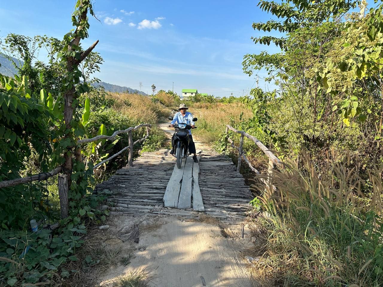 ប្រធានមន្ទីរអភិវឌ្ឍន៍ជនបទខេត្តពោធិ៍សាត់ ចុះពិនិត្យផ្លូវជនបទ នៅតំបន់ដីសម្បទានសង្គមកិច្ច ប៊ុនរ៉ានីសែន ជ័យ ស្រុកភ្នំក្រវាញ ខេត្តពោធិ៍សាត់ 5 photo 2024 01 09 15 16 27 3