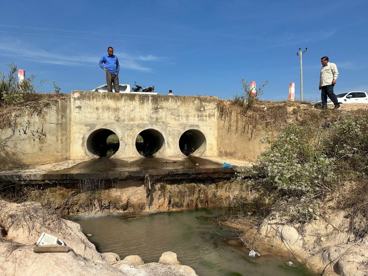 ប្រធានមន្ទីរអភិវឌ្ឍន៍ជនបទខេត្តពោធិ៍សាត់ ចុះពិនិត្យផ្លូវជនបទ នៅតំបន់ដីសម្បទានសង្គមកិច្ច ប៊ុនរ៉ានីសែន ជ័យ ស្រុកភ្នំក្រវាញ ខេត្តពោធិ៍សាត់ 6 photo 2024 01 09 15 16 27 4