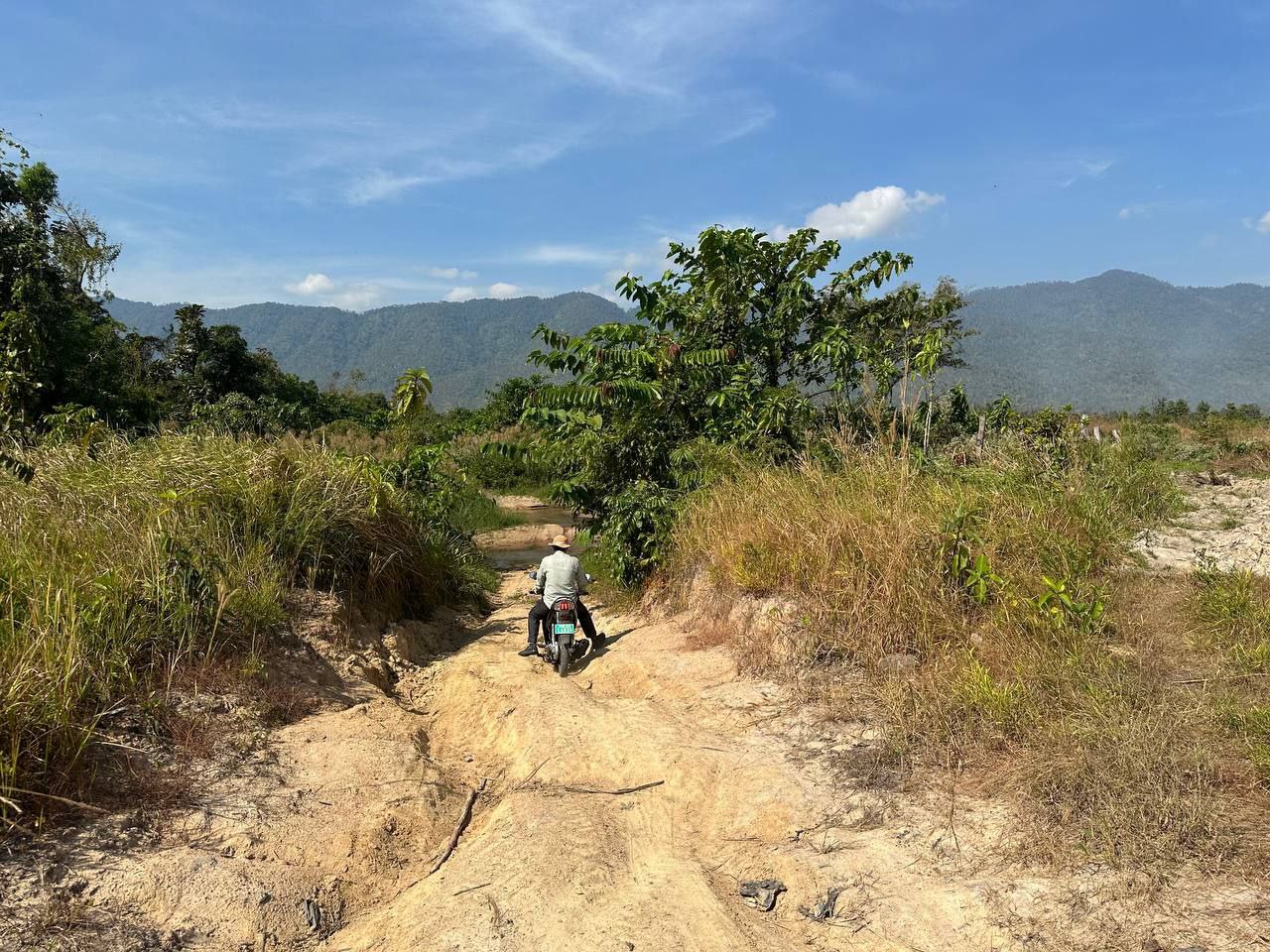 ប្រធានមន្ទីរអភិវឌ្ឍន៍ជនបទខេត្តពោធិ៍សាត់ ចុះពិនិត្យផ្លូវជនបទ នៅតំបន់ដីសម្បទានសង្គមកិច្ច ប៊ុនរ៉ានីសែន ជ័យ ស្រុកភ្នំក្រវាញ ខេត្តពោធិ៍សាត់ 7 photo 2024 01 09 15 16 27