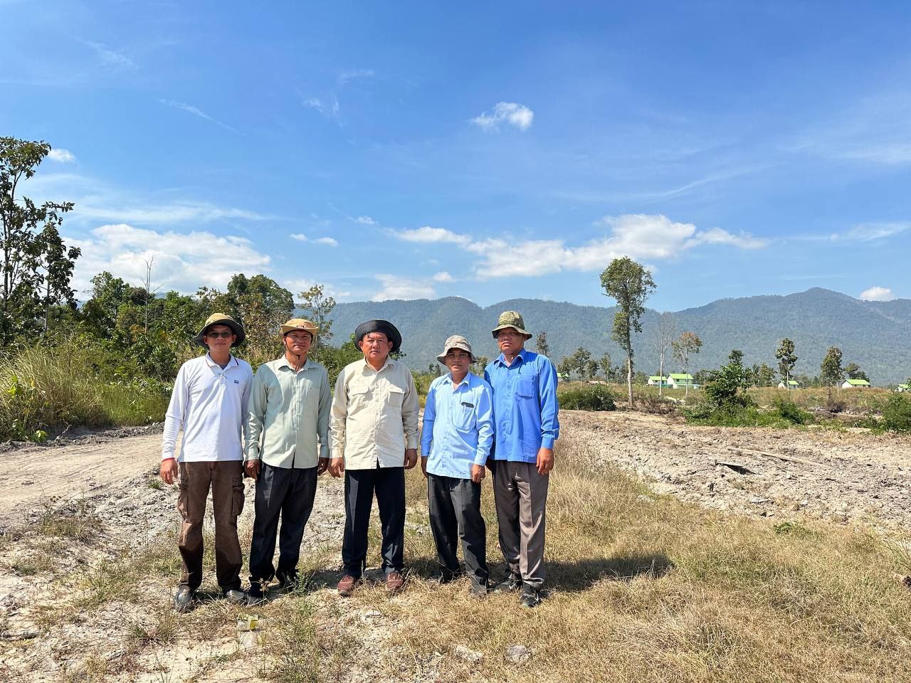 ប្រធានមន្ទីរអភិវឌ្ឍន៍ជនបទខេត្តពោធិ៍សាត់ ចុះពិនិត្យផ្លូវជនបទ នៅតំបន់ដីសម្បទានសង្គមកិច្ច ប៊ុនរ៉ានីសែន ជ័យ ស្រុកភ្នំក្រវាញ ខេត្តពោធិ៍សាត់ 8 photo 2024 01 09 15 16 28