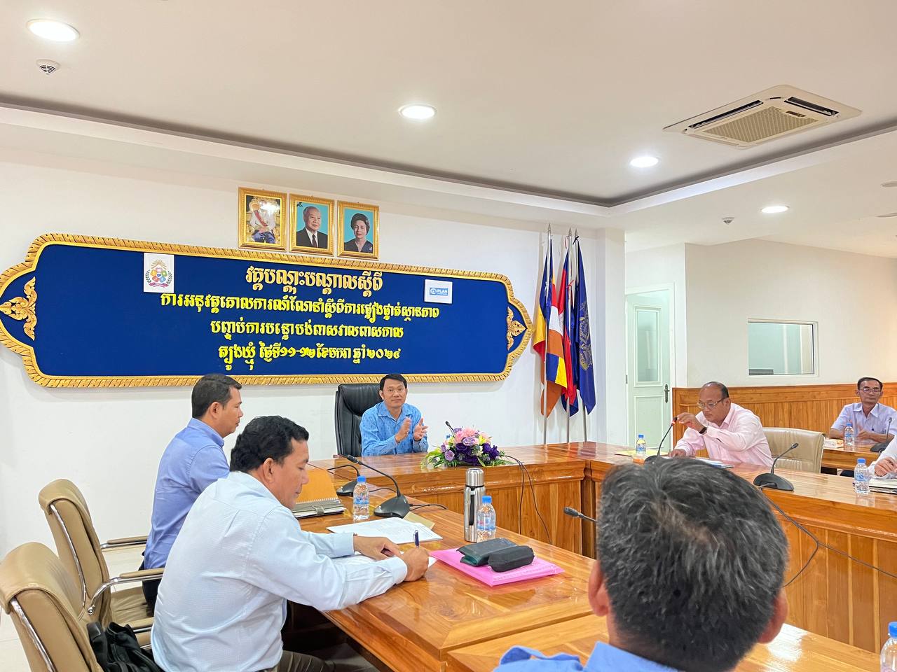 វគ្គបណ្តុះបណ្តាលអំពីគោលការណ៍ណែនាំផ្ទៀងផ្ទាត់ការបញ្ចប់ការបន្ទោរបង់ពាសវាលពាសកាល (ODF) ដល់មន្រ្តីជំនាញនៃមន្ទីរអភិវឌ្ឍន៍ខេត្ត មន្ទីរពាក់ព័ន្ធជុំវិញខេត្ត អាជ្ញាធរស្រុក /ឃុំ និងអង្គការដៃគូ 3 photo 2024 01 12 06 47 33