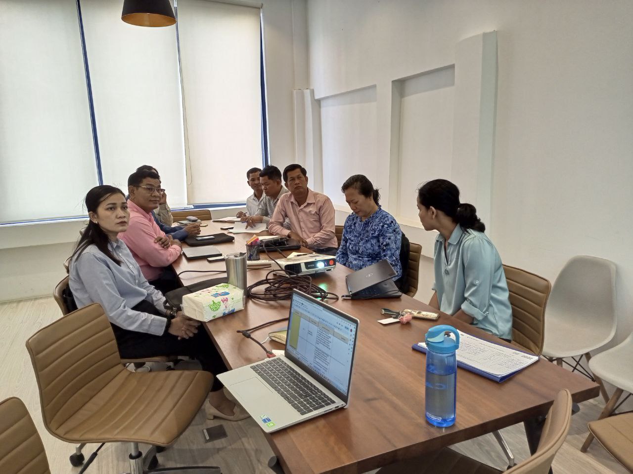 កិច្ចប្រជុំពិគ្រោះយោបល់ស្ដីពី ការពិនិត្យមើលខ្លឹមសារមេរៀន នៃសៀវភៅណែនាំសម្រាប់គ្រូបង្គោល សម្រាប់កម្មវិធីទឹកស្អាត និងអនាម័យ 3 photo 2024 01 12 10 41 36