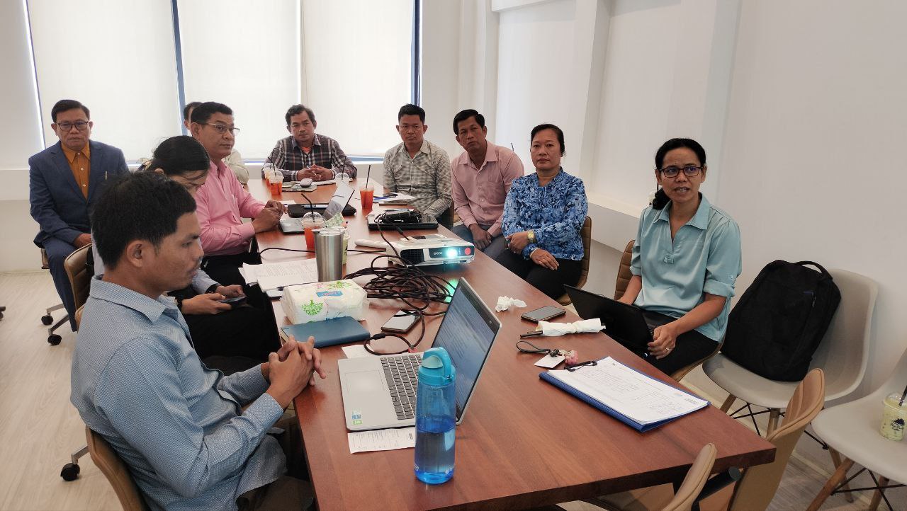 កិច្ចប្រជុំពិគ្រោះយោបល់ស្ដីពី ការពិនិត្យមើលខ្លឹមសារមេរៀន នៃសៀវភៅណែនាំសម្រាប់គ្រូបង្គោល សម្រាប់កម្មវិធីទឹកស្អាត និងអនាម័យ 4 photo 2024 01 12 10 41 37 2