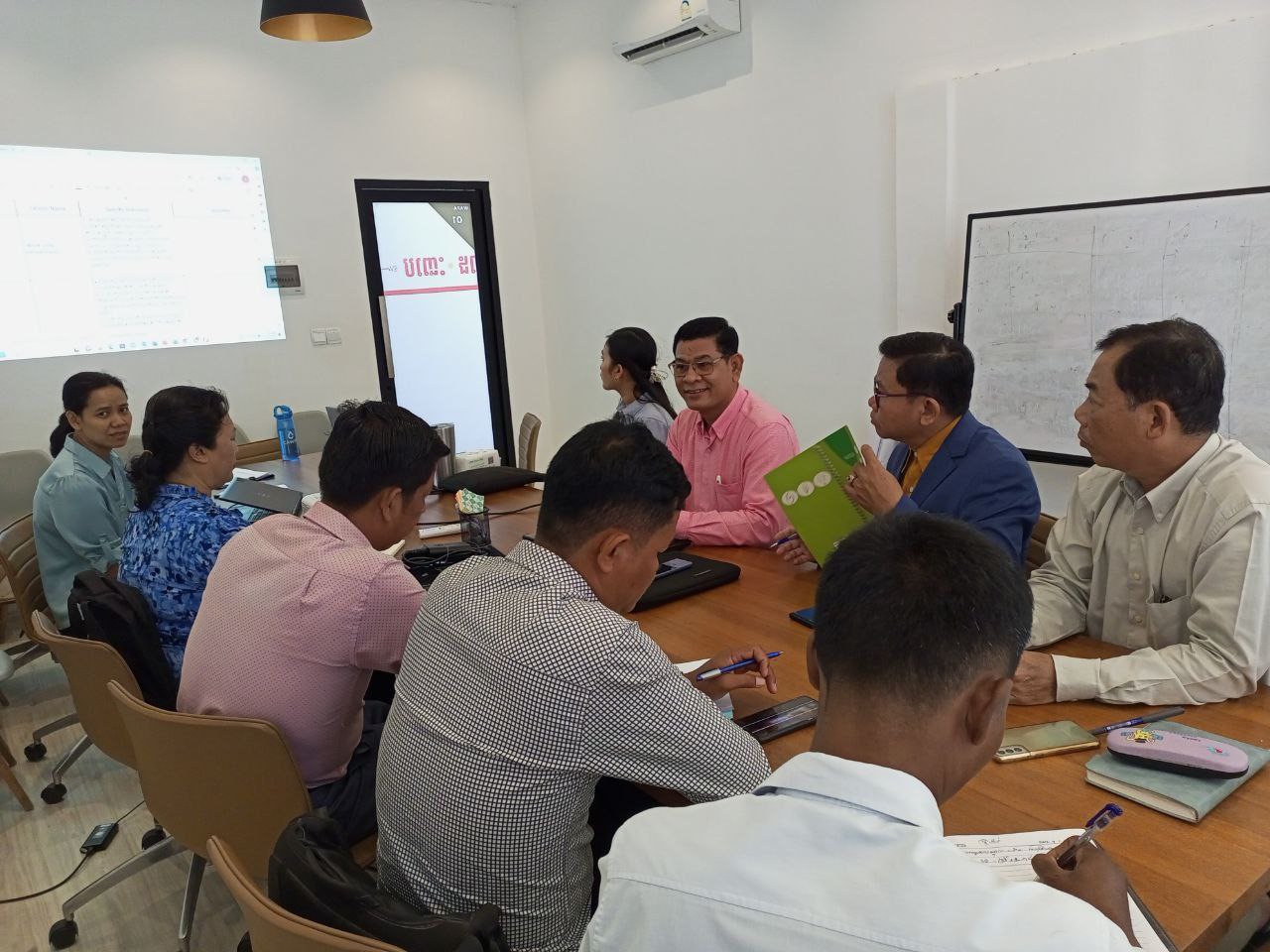 កិច្ចប្រជុំពិគ្រោះយោបល់ស្ដីពី ការពិនិត្យមើលខ្លឹមសារមេរៀន នៃសៀវភៅណែនាំសម្រាប់គ្រូបង្គោល សម្រាប់កម្មវិធីទឹកស្អាត និងអនាម័យ 5 photo 2024 01 12 10 41 37