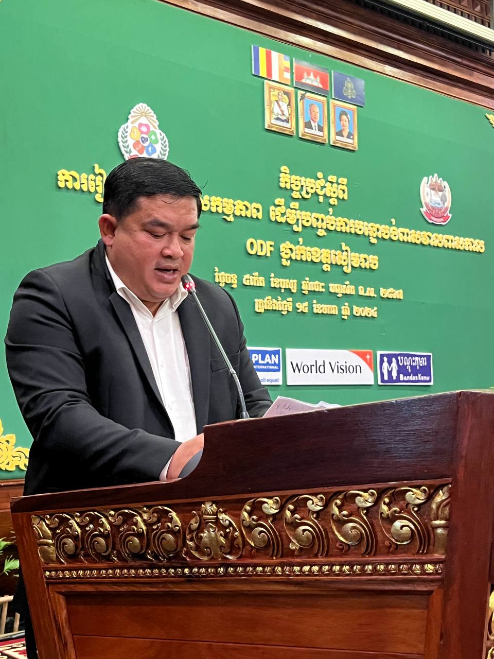 លោកវេជ្ជបណ្ឌិត លន់ សាយតេង ប្រធាននាយកដ្ឋានថែទាំសុខភាពជនបទ និងក្រុមការងារបច្ចេកទេសនាយកដ្ឋាន បានចូលរួមកិច្ចប្រជុំស្តីពីការរៀបចំផែនការសកម្មភាព ដើម្បីបញ្ចប់ការបន្ទោបង់ពាសវាលពាសកាល ODF ថ្នាក់ខេត្តសៀមរាប ក្រោមអធិបតីភាព ឯកឧត្តម អ៉ឹង គឹមលាង អភិបាលរងនៃគណៈអភិបាលខេត្តសៀមរាប នៅសណ្ឋាគារ Empress Angkor Hotel ក្រុងសៀមរាប ខេត្តសៀមរាប 3 photo 2024 01 15 09 18 23