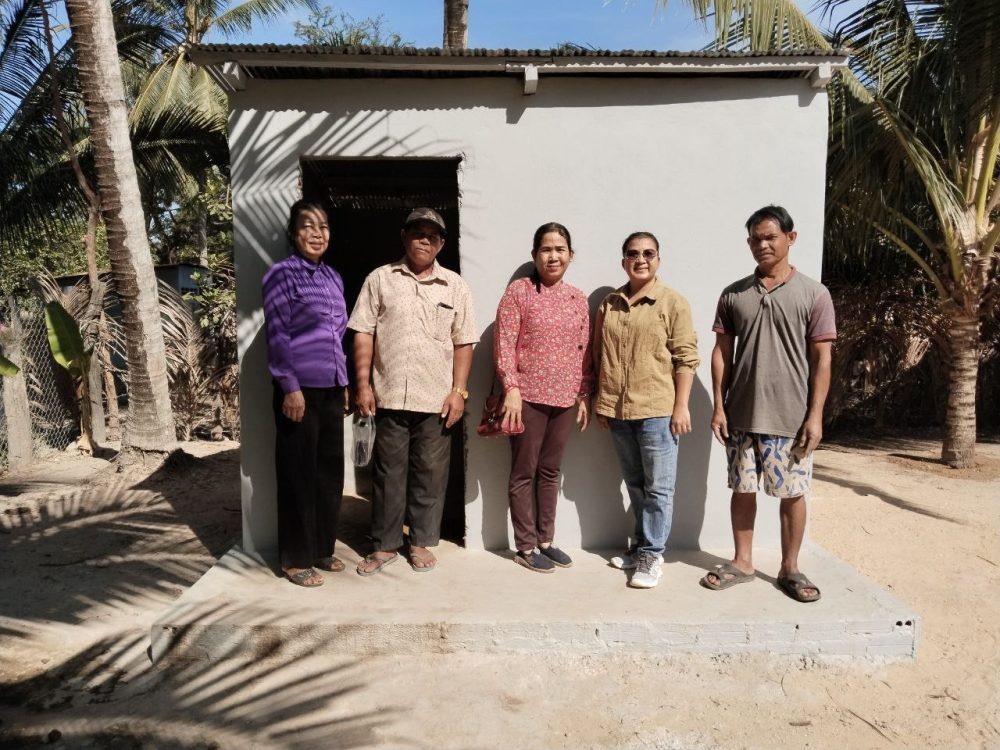 លោកស្រី នាក់ វុទ្ធី និងមន្ត្រីបច្ចេកទេស៣រូប ចុះត្រួតពិនិត្យការសាសង់បង្គន់អនាម័យ នៅក្នុងឃុំថ្មី ស្រុកឈូក ខេត្តកំពត 2 photo 2024 01 15 20 39 18