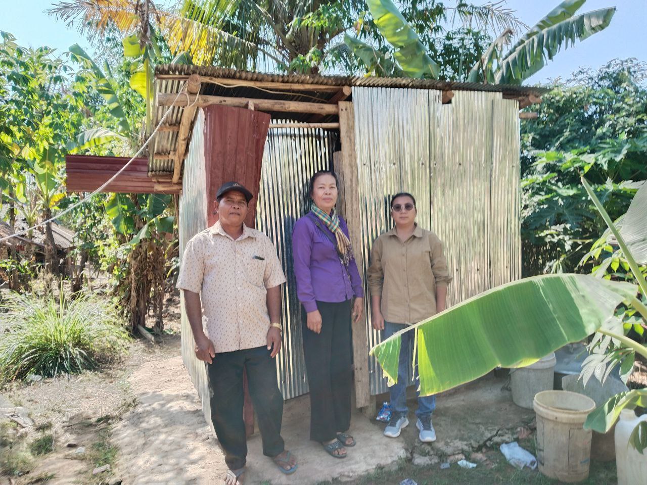 លោកស្រី នាក់ វុទ្ធី និងមន្ត្រីបច្ចេកទេស៣រូប ចុះត្រួតពិនិត្យការសាសង់បង្គន់អនាម័យ នៅក្នុងឃុំថ្មី ស្រុកឈូក ខេត្តកំពត 5 photo 2024 01 15 20 39 19