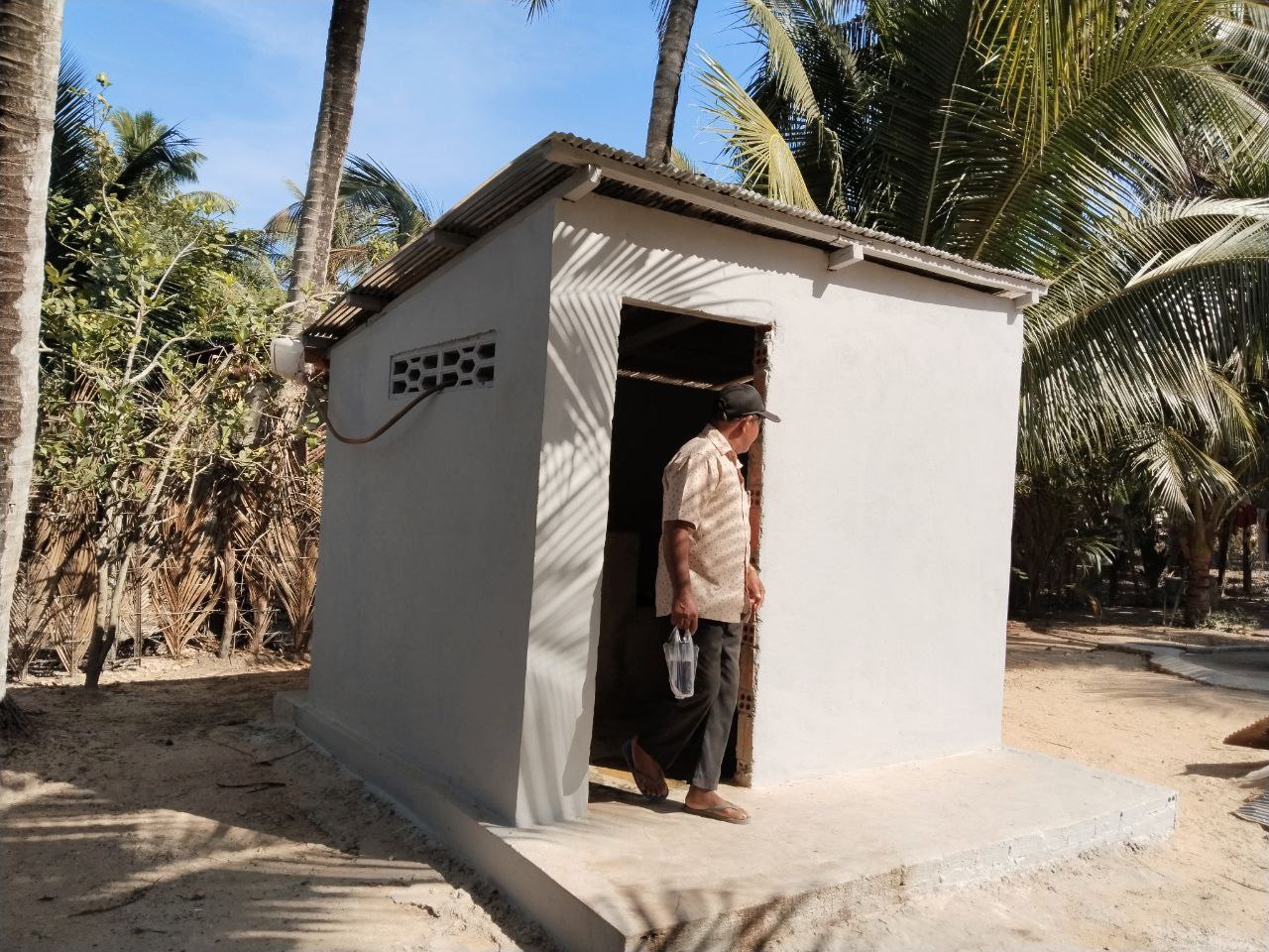 លោកស្រី នាក់ វុទ្ធី និងមន្ត្រីបច្ចេកទេស៣រូប ចុះត្រួតពិនិត្យការសាសង់បង្គន់អនាម័យ នៅក្នុងឃុំថ្មី ស្រុកឈូក ខេត្តកំពត 6 photo 2024 01 15 20 39 20 2