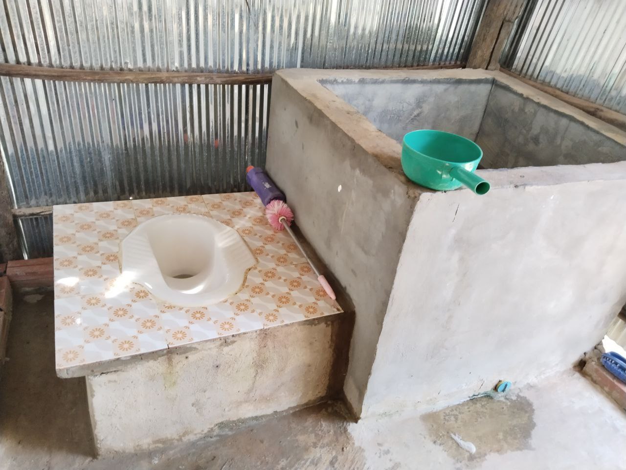 លោកស្រី នាក់ វុទ្ធី និងមន្ត្រីបច្ចេកទេស៣រូប ចុះត្រួតពិនិត្យការសាសង់បង្គន់អនាម័យ នៅក្នុងឃុំថ្មី ស្រុកឈូក ខេត្តកំពត 8 photo 2024 01 15 20 39 21