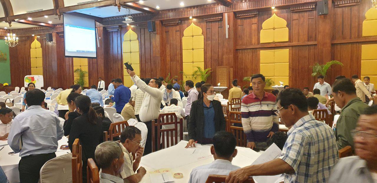 លោកវេជ្ជបណ្ឌិត លន់ សាយតេង ប្រធាននាយកដ្ឋានថែទាំសុខភាពជនបទ និងក្រុមការងារបច្ចេកទេសនាយកដ្ឋាន បានចូលរួមកិច្ចប្រជុំស្តីពីការរៀបចំផែនការសកម្មភាព ដើម្បីបញ្ចប់ការបន្ទោបង់ពាសវាលពាសកាល ODF ថ្នាក់ខេត្តសៀមរាប ក្រោមអធិបតីភាព ឯកឧត្តម អ៉ឹង គឹមលាង អភិបាលរងនៃគណៈអភិបាលខេត្តសៀមរាប នៅសណ្ឋាគារ Empress Angkor Hotel ក្រុងសៀមរាប ខេត្តសៀមរាប 5 photo 2024 01 15 20 57 54