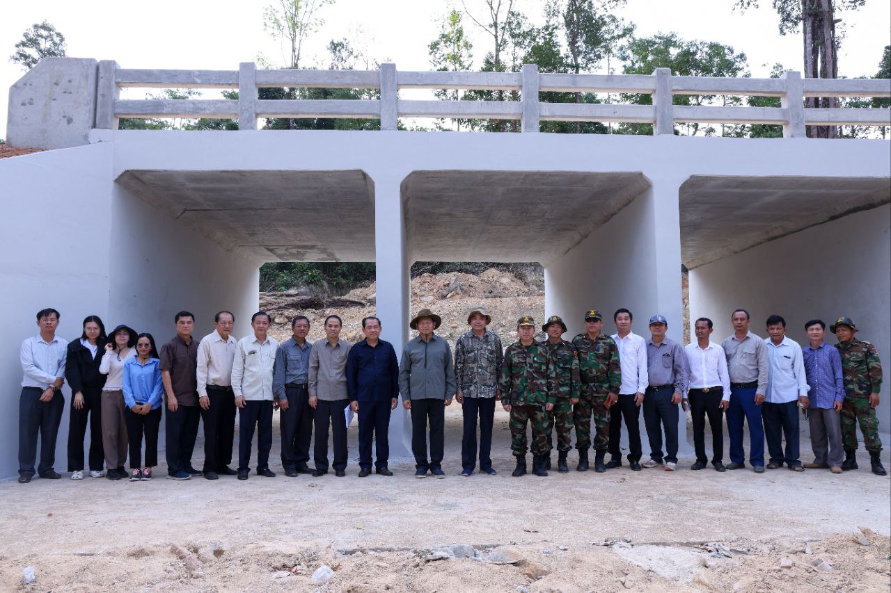 ឯកឧត្តម ឆាយ ឫទ្ធិសែន ដឹកនាំគណៈកម្មការអន្ដរក្រសួងចុះត្រួតពិនិត្យ វាយតម្លៃការស្ថាបនាផ្លូវក្រួសក្រហម និងសំណង់សិល្បការ្យជនបទ នៅក្រុងខេមរភូមិន្ទ ខេត្តកោះកុង 3 1 12