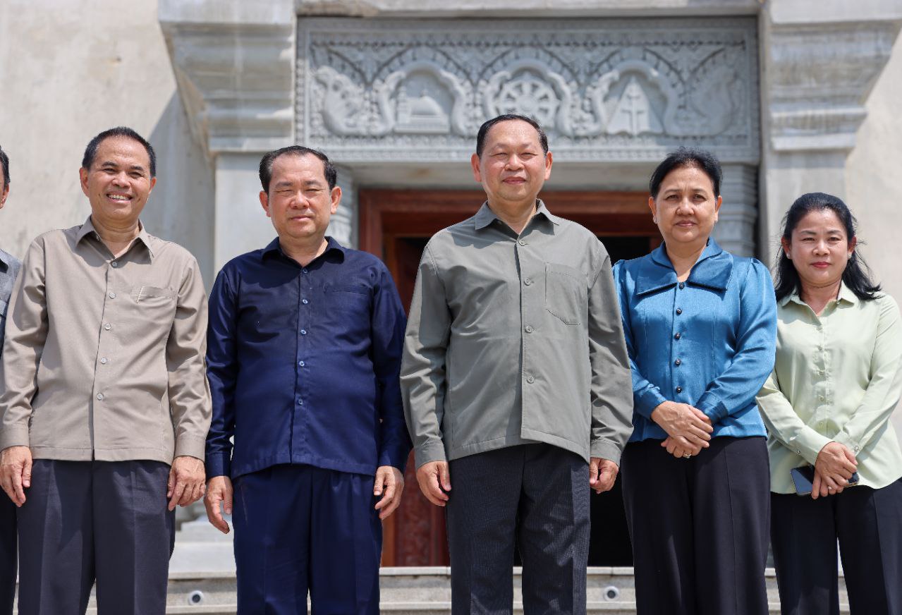 ឯកឧត្តម ឆាយ ឫទ្ធិសែន ដឹកនាំគណៈកម្មការអន្ដរក្រសួងចុះត្រួតពិនិត្យ វាយតម្លៃការស្ថាបនាផ្លូវក្រួសក្រហម និងសំណង់សិល្បការ្យជនបទ នៅក្រុងខេមរភូមិន្ទ ខេត្តកោះកុង 10 10 7