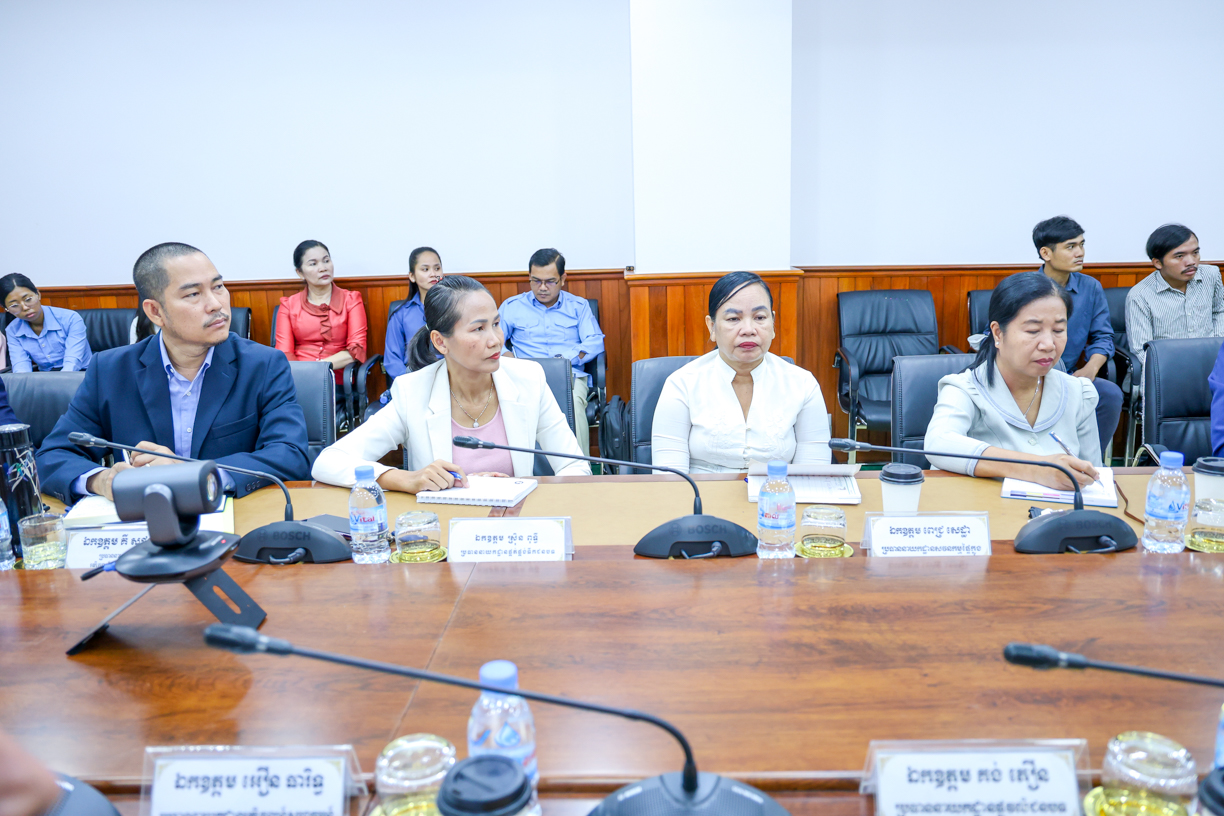 ឯកឧត្ដម ឆាយ ឫទ្ធិសែន អញ្ជើញជួបសំណេះសំណាលជាមួយមន្ដ្រីជាប់កិច្ចសន្យា ដែលបានជ្រើសរើសចូលបម្រើការងារនៅក្រសួងអភិវឌ្ឍន៍ជនបទ 12 11 6