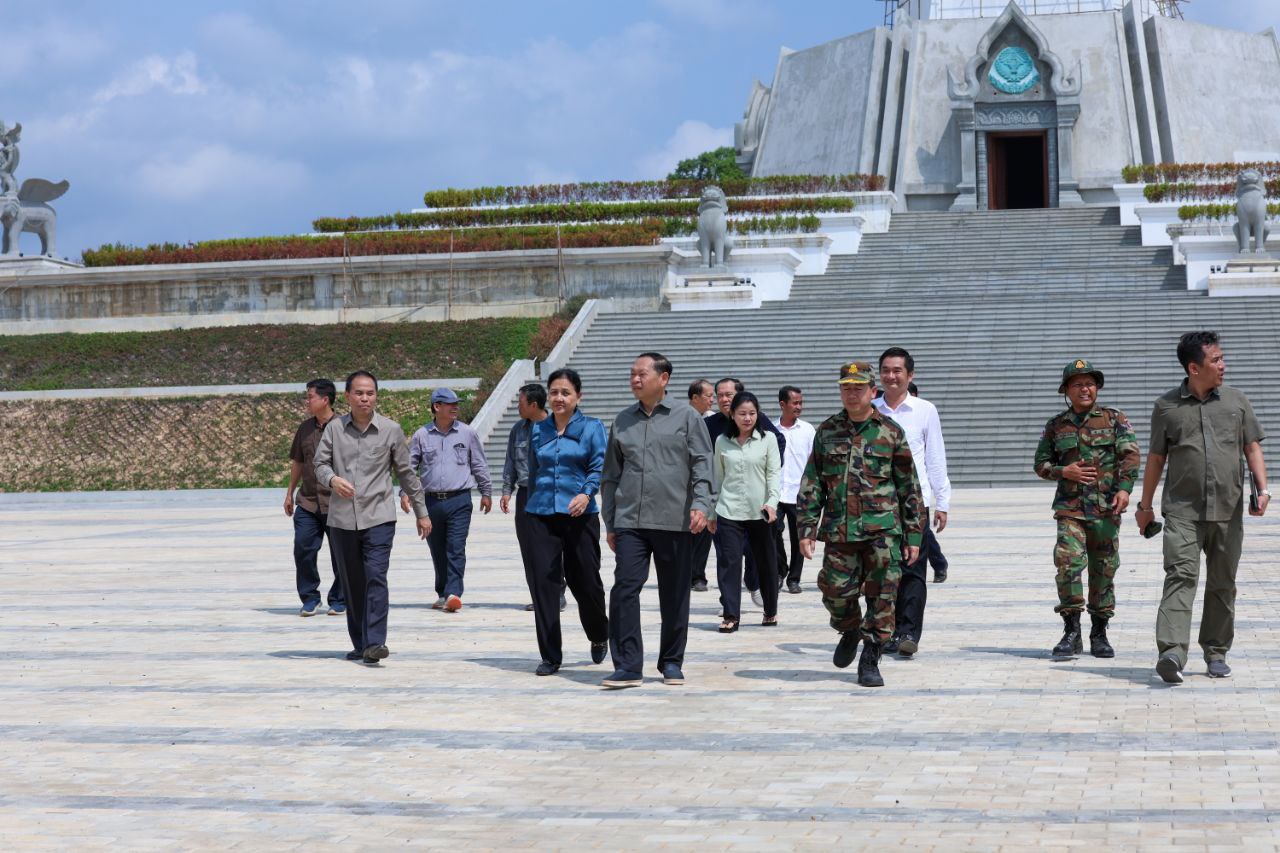 ឯកឧត្តម ឆាយ ឫទ្ធិសែន ដឹកនាំគណៈកម្មការអន្ដរក្រសួងចុះត្រួតពិនិត្យ វាយតម្លៃការស្ថាបនាផ្លូវក្រួសក្រហម និងសំណង់សិល្បការ្យជនបទ នៅក្រុងខេមរភូមិន្ទ ខេត្តកោះកុង 12 12 5