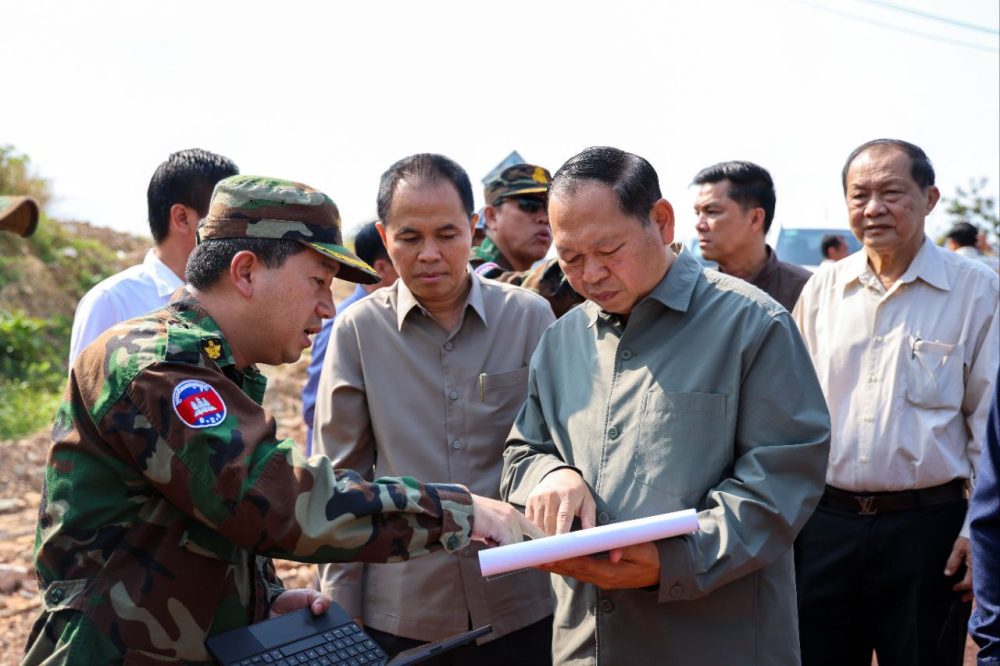 ឯកឧត្តម ឆាយ ឫទ្ធិសែន ដឹកនាំគណៈកម្មការអន្ដរក្រសួងចុះត្រួតពិនិត្យ វាយតម្លៃការស្ថាបនាផ្លូវក្រួសក្រហម និងសំណង់សិល្បការ្យជនបទ នៅក្រុងខេមរភូមិន្ទ ខេត្តកោះកុង 2 2 13