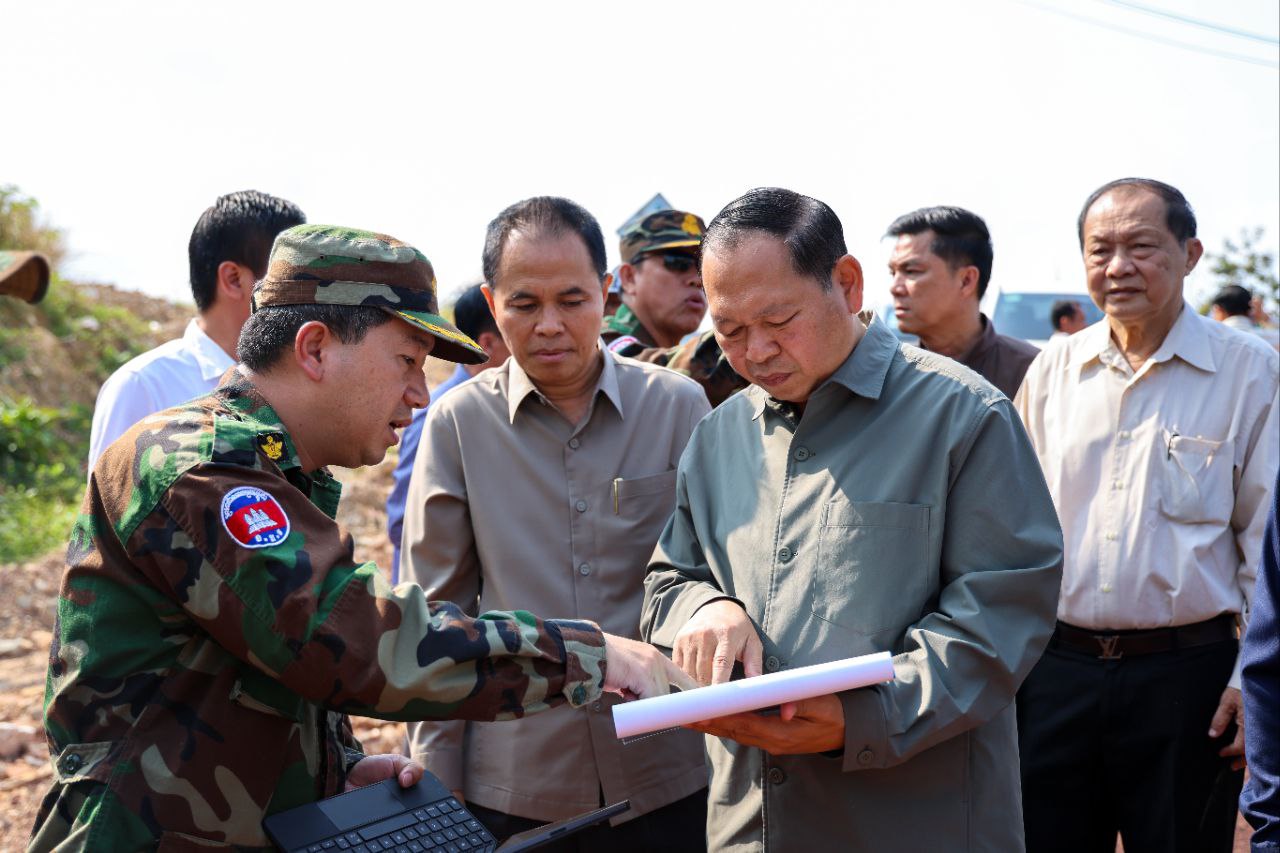 ឯកឧត្តម ឆាយ ឫទ្ធិសែន ដឹកនាំគណៈកម្មការអន្ដរក្រសួងចុះត្រួតពិនិត្យ វាយតម្លៃការស្ថាបនាផ្លូវក្រួសក្រហម និងសំណង់សិល្បការ្យជនបទ នៅក្រុងខេមរភូមិន្ទ ខេត្តកោះកុង 4 2 13