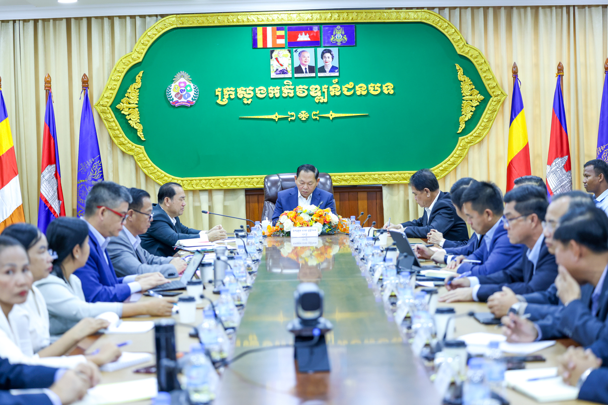 ឯកឧត្ដម ឆាយ ឫទ្ធិសែន អញ្ជើញជួបសំណេះសំណាលជាមួយមន្ដ្រីជាប់កិច្ចសន្យា ដែលបានជ្រើសរើសចូលបម្រើការងារនៅក្រសួងអភិវឌ្ឍន៍ជនបទ 4 2 19