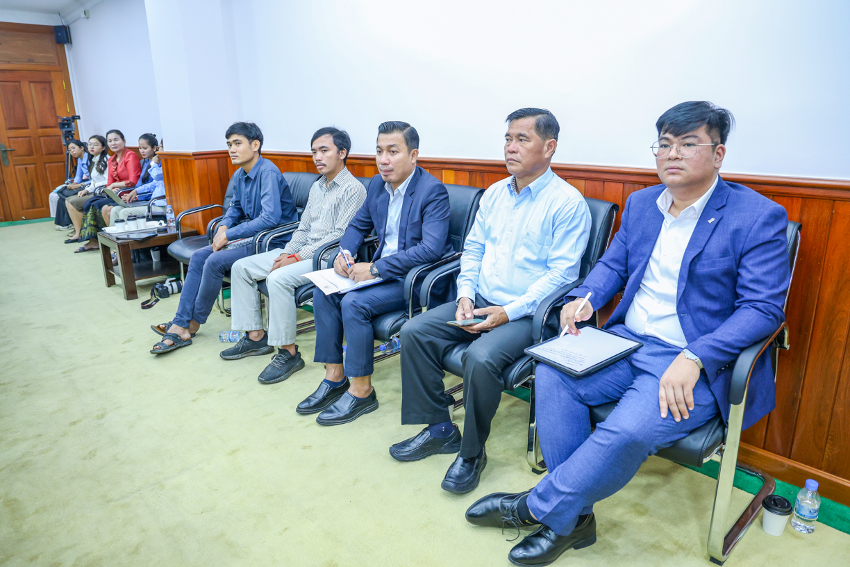 ឯកឧត្ដម ឆាយ ឫទ្ធិសែន អញ្ជើញជួបសំណេះសំណាលជាមួយមន្ដ្រីជាប់កិច្ចសន្យា ដែលបានជ្រើសរើសចូលបម្រើការងារនៅក្រសួងអភិវឌ្ឍន៍ជនបទ 5 3 18