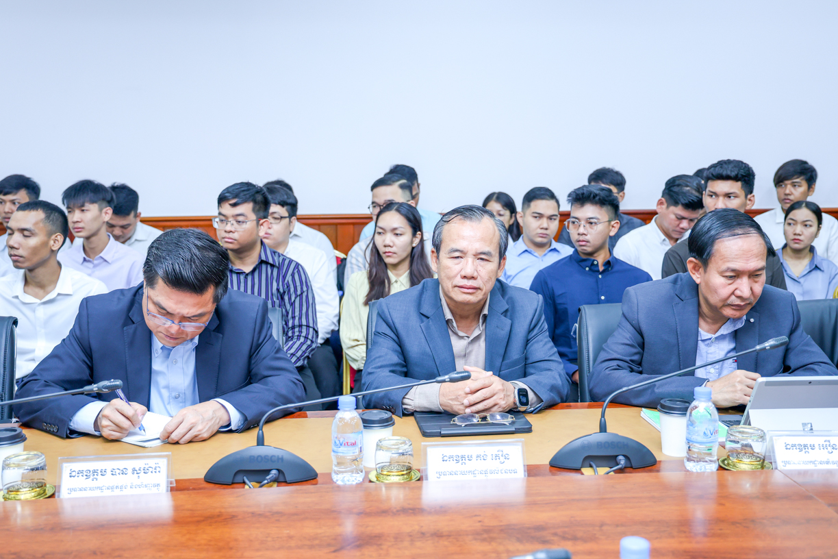 ឯកឧត្ដម ឆាយ ឫទ្ធិសែន អញ្ជើញជួបសំណេះសំណាលជាមួយមន្ដ្រីជាប់កិច្ចសន្យា ដែលបានជ្រើសរើសចូលបម្រើការងារនៅក្រសួងអភិវឌ្ឍន៍ជនបទ 6 4 17