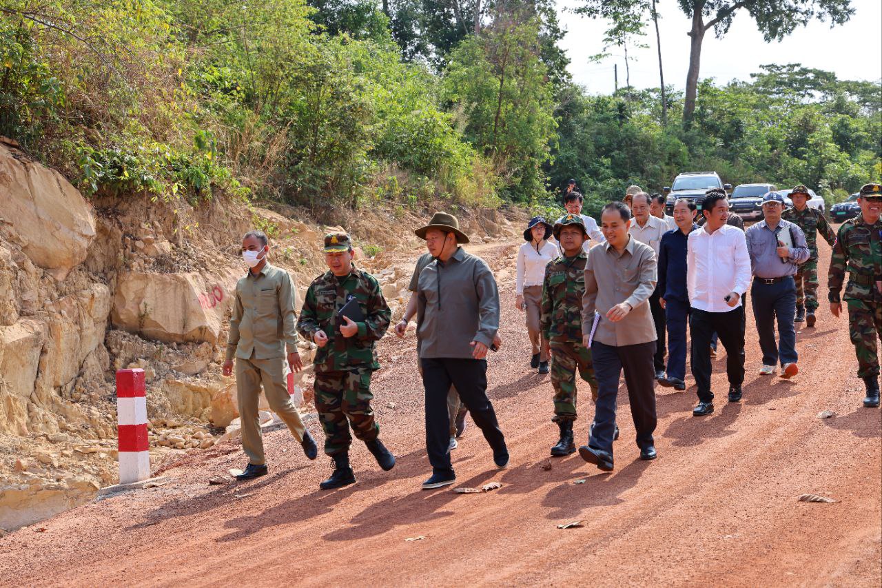 ឯកឧត្តម ឆាយ ឫទ្ធិសែន ដឹកនាំគណៈកម្មការអន្ដរក្រសួងចុះត្រួតពិនិត្យ វាយតម្លៃការស្ថាបនាផ្លូវក្រួសក្រហម និងសំណង់សិល្បការ្យជនបទ នៅក្រុងខេមរភូមិន្ទ ខេត្តកោះកុង 6 5 10