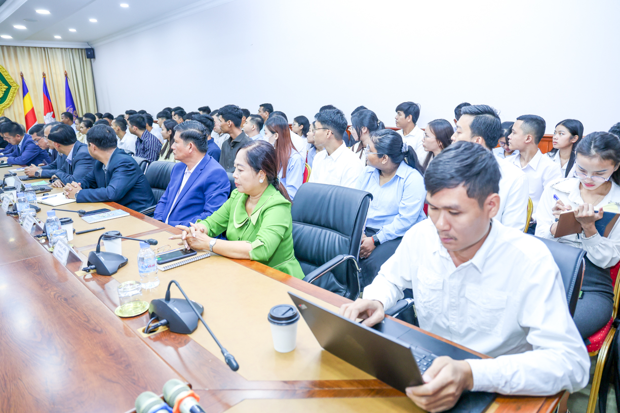 ឯកឧត្ដម ឆាយ ឫទ្ធិសែន អញ្ជើញជួបសំណេះសំណាលជាមួយមន្ដ្រីជាប់កិច្ចសន្យា ដែលបានជ្រើសរើសចូលបម្រើការងារនៅក្រសួងអភិវឌ្ឍន៍ជនបទ 7 5 16