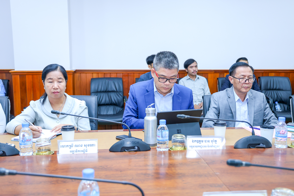 ឯកឧត្ដម ឆាយ ឫទ្ធិសែន អញ្ជើញជួបសំណេះសំណាលជាមួយមន្ដ្រីជាប់កិច្ចសន្យា ដែលបានជ្រើសរើសចូលបម្រើការងារនៅក្រសួងអភិវឌ្ឍន៍ជនបទ 8 6 15