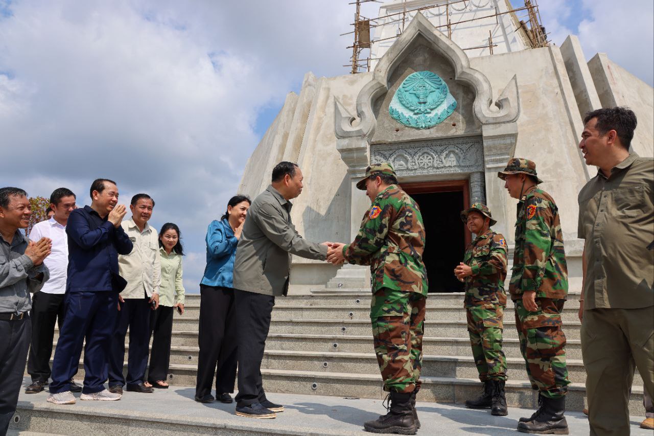 ឯកឧត្តម ឆាយ ឫទ្ធិសែន ដឹកនាំគណៈកម្មការអន្ដរក្រសួងចុះត្រួតពិនិត្យ វាយតម្លៃការស្ថាបនាផ្លូវក្រួសក្រហម និងសំណង់សិល្បការ្យជនបទ នៅក្រុងខេមរភូមិន្ទ ខេត្តកោះកុង 7 7 11