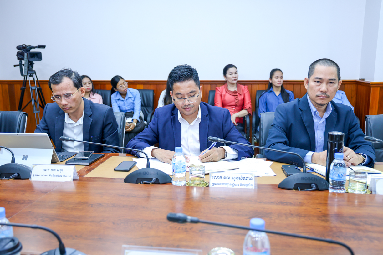 ឯកឧត្ដម ឆាយ ឫទ្ធិសែន អញ្ជើញជួបសំណេះសំណាលជាមួយមន្ដ្រីជាប់កិច្ចសន្យា ដែលបានជ្រើសរើសចូលបម្រើការងារនៅក្រសួងអភិវឌ្ឍន៍ជនបទ 9 7 16