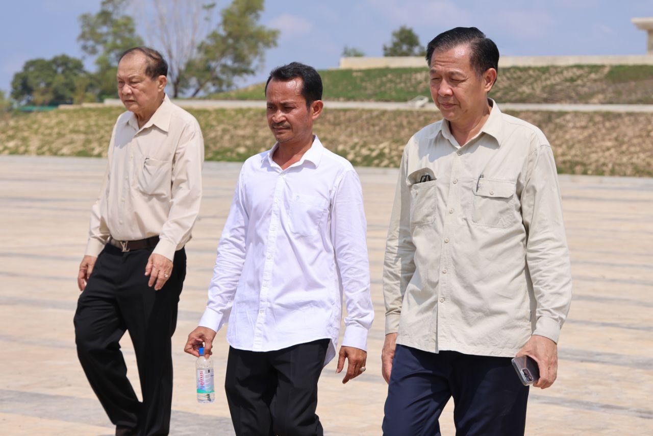 ឯកឧត្តម ឆាយ ឫទ្ធិសែន ដឹកនាំគណៈកម្មការអន្ដរក្រសួងចុះត្រួតពិនិត្យ វាយតម្លៃការស្ថាបនាផ្លូវក្រួសក្រហម និងសំណង់សិល្បការ្យជនបទ នៅក្រុងខេមរភូមិន្ទ ខេត្តកោះកុង 8 8 9