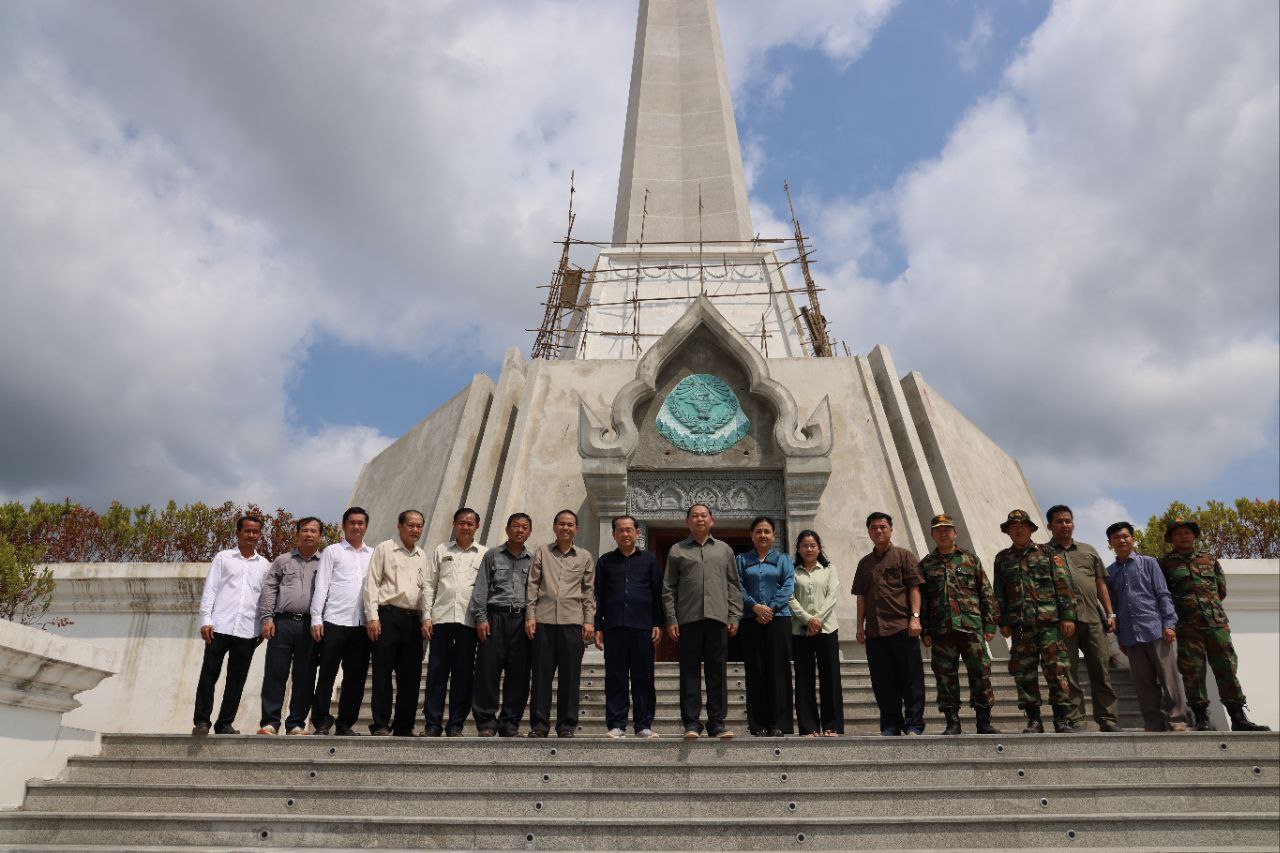 ឯកឧត្តម ឆាយ ឫទ្ធិសែន ដឹកនាំគណៈកម្មការអន្ដរក្រសួងចុះត្រួតពិនិត្យ វាយតម្លៃការស្ថាបនាផ្លូវក្រួសក្រហម និងសំណង់សិល្បការ្យជនបទ នៅក្រុងខេមរភូមិន្ទ ខេត្តកោះកុង 9 9 8