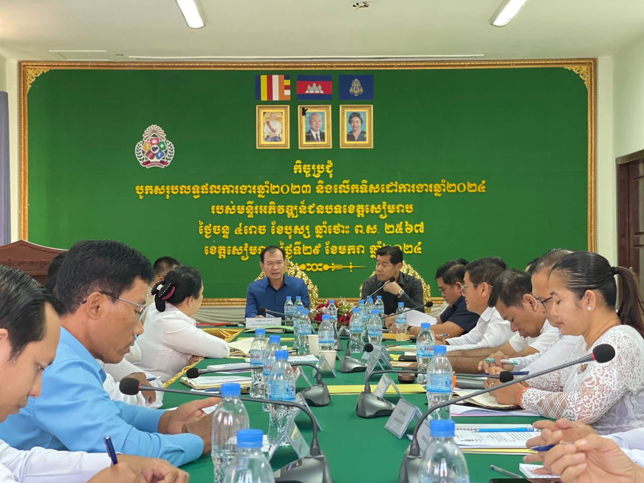 ឯកឧត្តម ភួង សោភា រដ្ឋលេខាធិការ អញ្ជើញជាអធិបតីក្នុងកិច្ចប្រជុំបូកសរុបលទ្ធផលការងារឆ្នាំ២០២៣ និងលើកទិសដៅការងារឆ្នាំ២០២៤ របស់មន្ទីរអភិវឌ្ឍន៍ជនបទខេត្តសៀមរាប 4 photo 2024 01 29 20 40 21