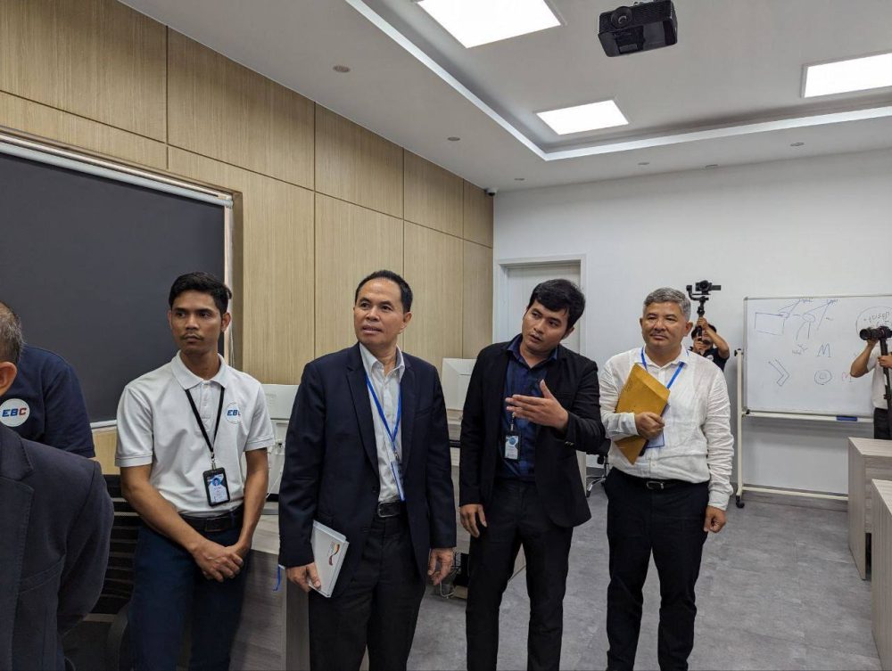 ឯកឧត្តមបណ្ឌិត នួន ដាញ៉ិល ដឹកនាំប្រធានក្រុមការងារបរិវត្តកម្មឌីជីថលក្រសួងអភិវឌ្ឍន៍ជនបទ ចូលរួមក្នុងកម្មវិធីទស្សនកិច្ចសិក្សានៅគ្រឹះស្ថានផ្សព្វផ្សាយអប់រំកម្ពុជា 2 photo 2024 02 06 06 39 50