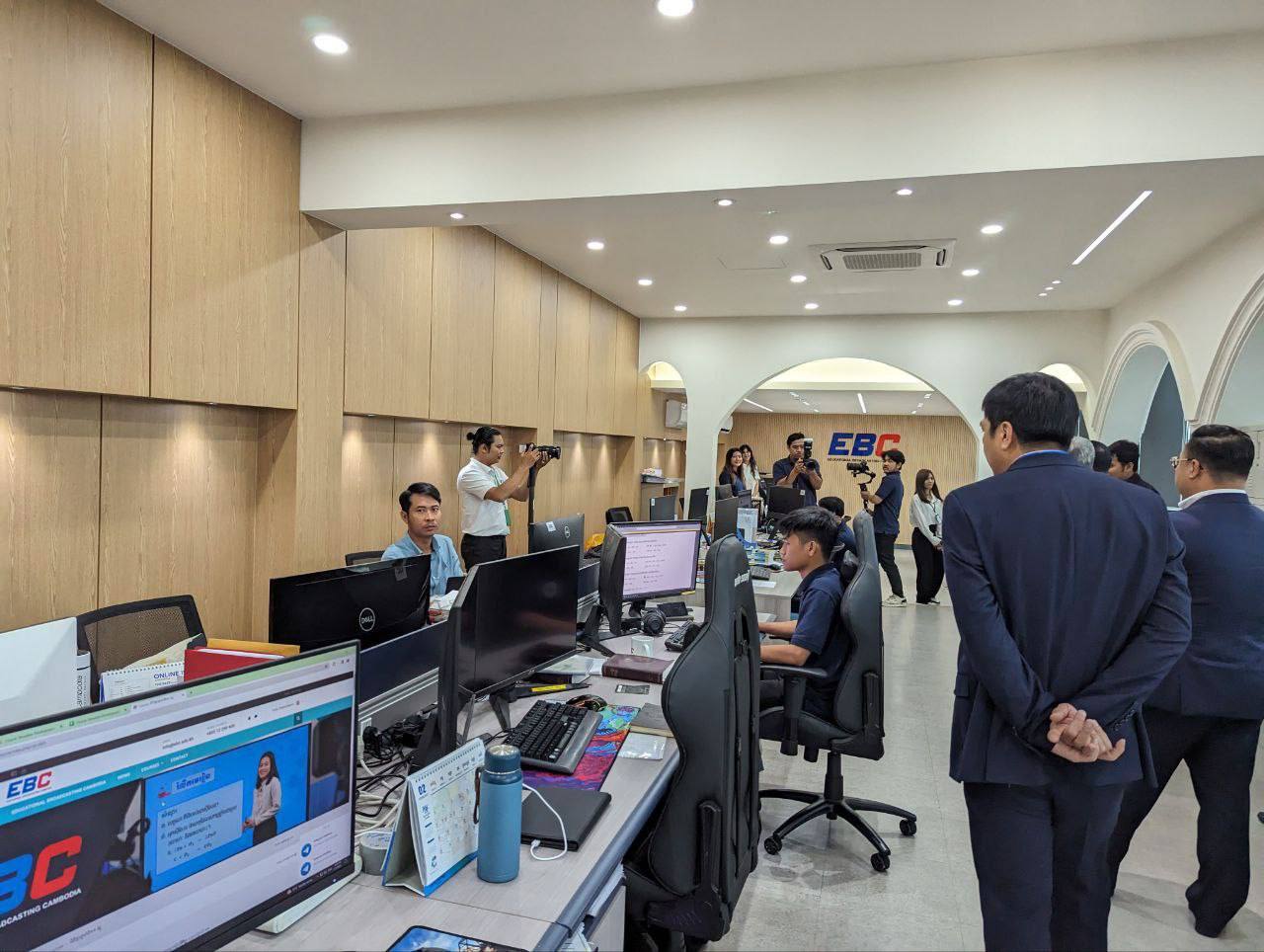 ឯកឧត្តមបណ្ឌិត នួន ដាញ៉ិល ដឹកនាំប្រធានក្រុមការងារបរិវត្តកម្មឌីជីថលក្រសួងអភិវឌ្ឍន៍ជនបទ ចូលរួមក្នុងកម្មវិធីទស្សនកិច្ចសិក្សានៅគ្រឹះស្ថានផ្សព្វផ្សាយអប់រំកម្ពុជា 4 photo 2024 02 06 06 39 51 2