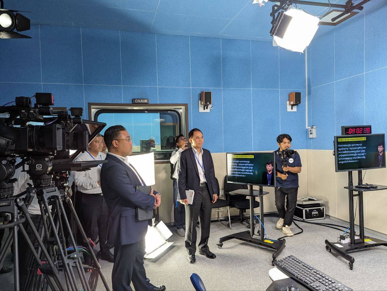 ឯកឧត្តមបណ្ឌិត នួន ដាញ៉ិល ដឹកនាំប្រធានក្រុមការងារបរិវត្តកម្មឌីជីថលក្រសួងអភិវឌ្ឍន៍ជនបទ ចូលរួមក្នុងកម្មវិធីទស្សនកិច្ចសិក្សានៅគ្រឹះស្ថានផ្សព្វផ្សាយអប់រំកម្ពុជា 5 photo 2024 02 06 06 39 51