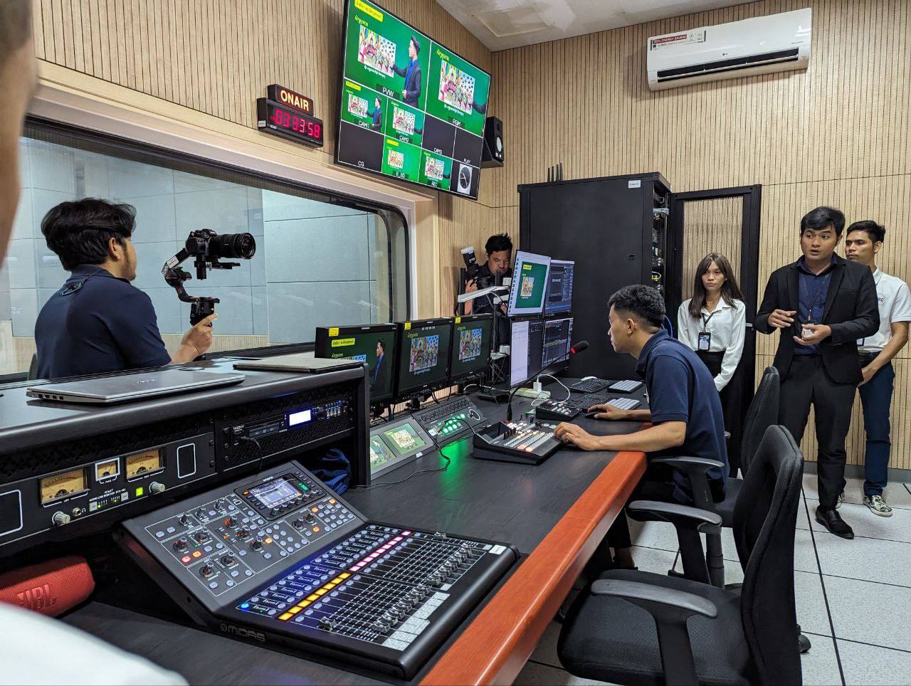 ឯកឧត្តមបណ្ឌិត នួន ដាញ៉ិល ដឹកនាំប្រធានក្រុមការងារបរិវត្តកម្មឌីជីថលក្រសួងអភិវឌ្ឍន៍ជនបទ ចូលរួមក្នុងកម្មវិធីទស្សនកិច្ចសិក្សានៅគ្រឹះស្ថានផ្សព្វផ្សាយអប់រំកម្ពុជា 7 photo 2024 02 06 06 39 53