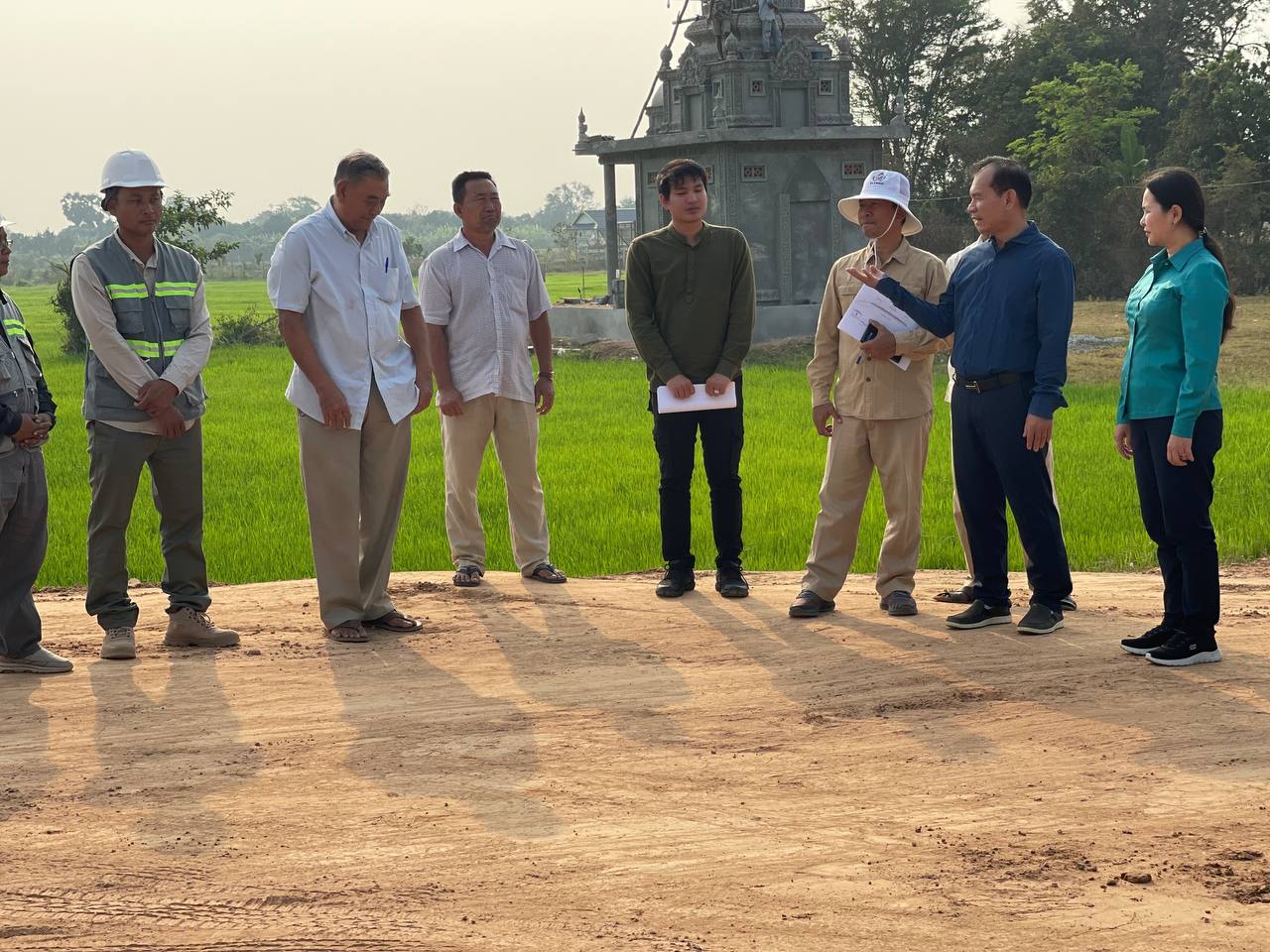 ឯកឧត្តម ភួង សោភា រដ្ឋលេខាធិការ អញ្ជើញចុះត្រួតពិនិត្យ និងតាមដានវឌ្ឍនភាពការសាងសង់ផ្លូវចំនួន ០២ ខ្សែ នៅខេត្តកណ្ដាល 3 photo 2024 02 07 11 02 46