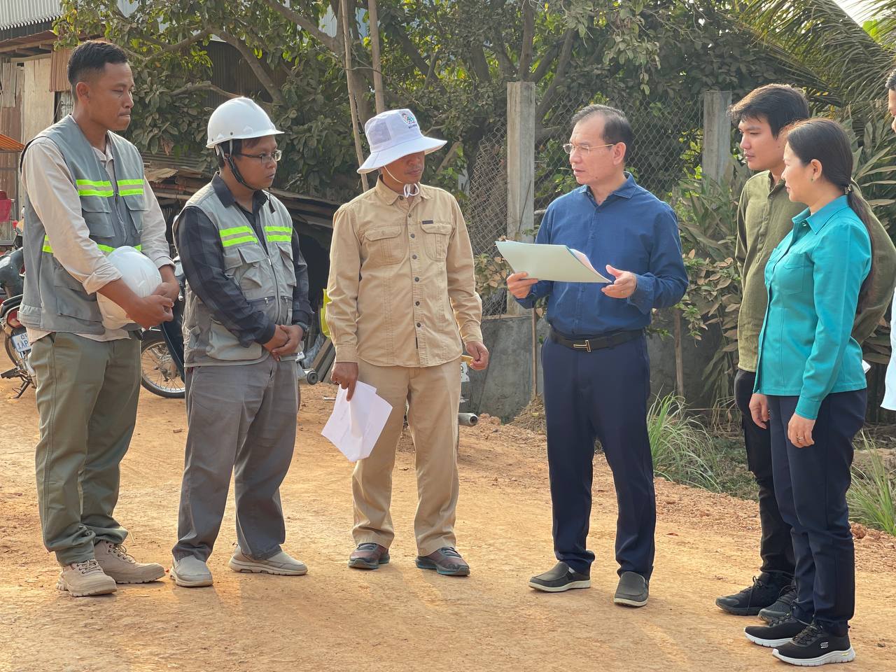 ឯកឧត្តម ភួង សោភា រដ្ឋលេខាធិការ អញ្ជើញចុះត្រួតពិនិត្យ និងតាមដានវឌ្ឍនភាពការសាងសង់ផ្លូវចំនួន ០២ ខ្សែ នៅខេត្តកណ្ដាល 4 photo 2024 02 07 11 03 00