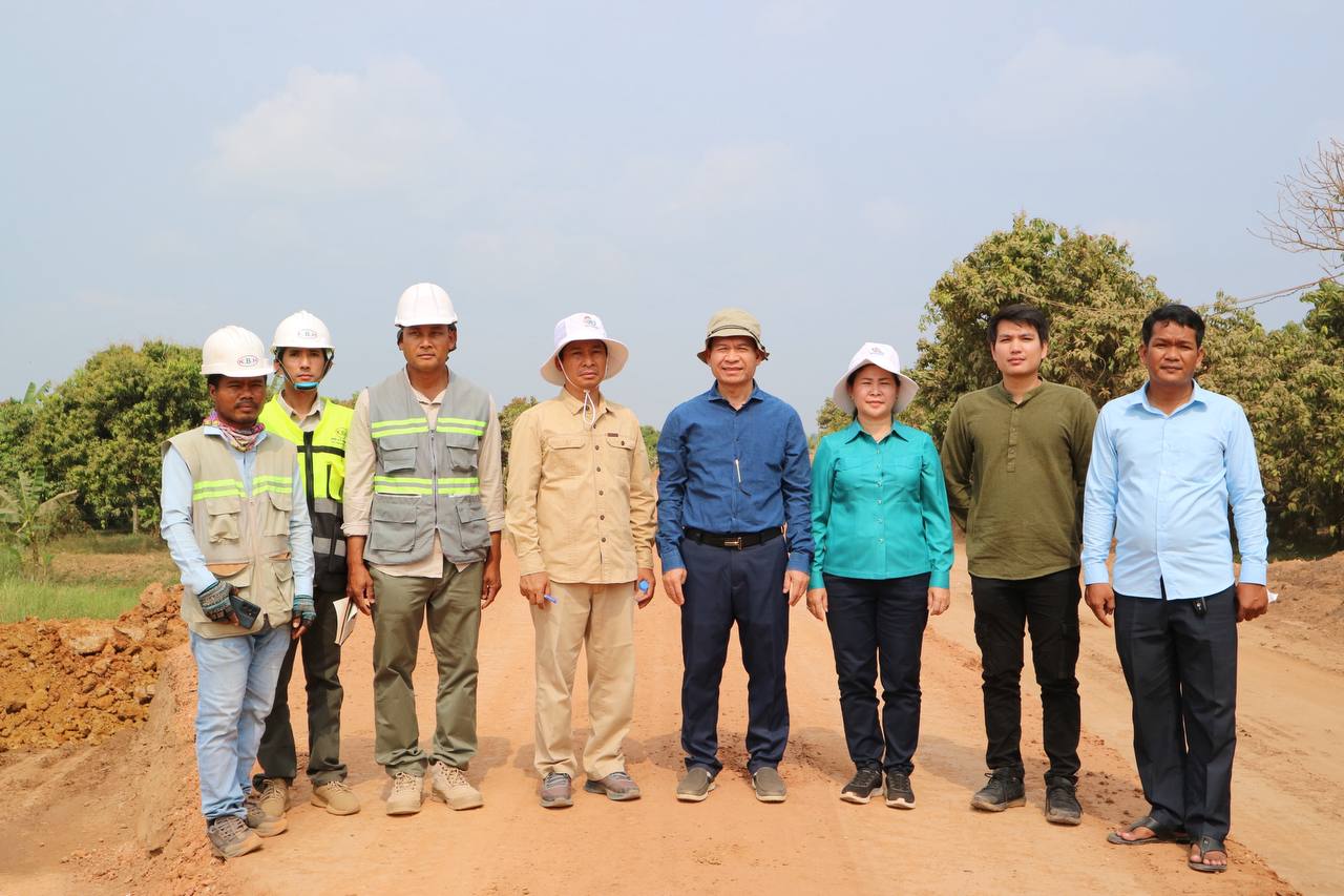 ឯកឧត្តម ភួង សោភា រដ្ឋលេខាធិការ អញ្ជើញចុះត្រួតពិនិត្យ និងតាមដានវឌ្ឍនភាពការសាងសង់ផ្លូវចំនួន ០២ ខ្សែ នៅខេត្តកណ្ដាល 5 photo 2024 02 07 11 09 39