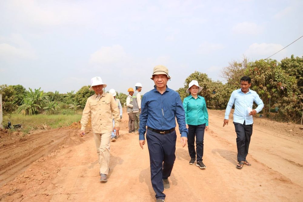 ឯកឧត្តម ភួង សោភា រដ្ឋលេខាធិការ អញ្ជើញចុះត្រួតពិនិត្យ និងតាមដានវឌ្ឍនភាពការសាងសង់ផ្លូវចំនួន ០២ ខ្សែ នៅខេត្តកណ្ដាល 2 photo 2024 02 07 11 09 40