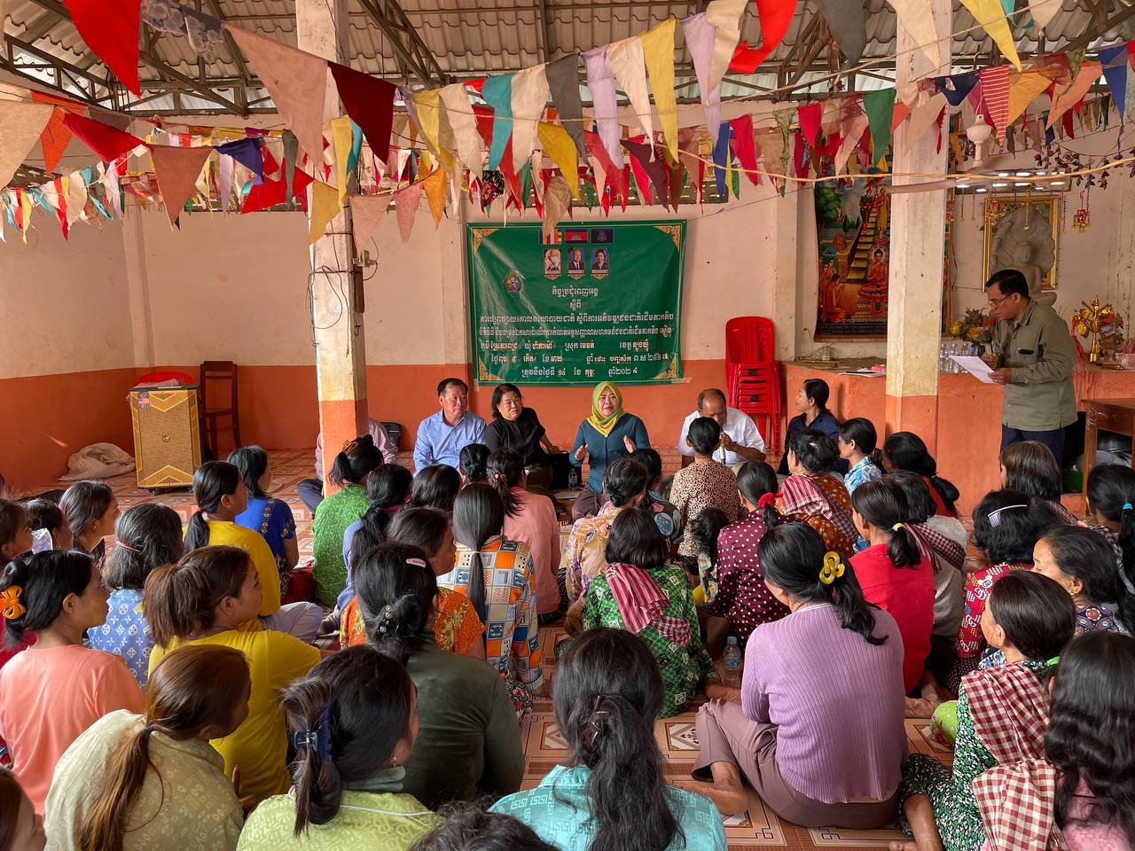 នាយកដ្ឋានអភិវឌ្ឍន៍ជនជាតិភាគតិច សហការជាមួយក្រុមការងារយេនឌ័រក្រសួងអភិវឌ្ឍន៍ជនបទ រៀបកិច្ចប្រជុំផ្សព្វផ្សាយគោលនយោបាយជាតិ ស្ដីពីការអភិវឌ្ឍជនជាតិដើមភាគតិច និតិវិធី និងទម្រង់ឯកសារដំណើរការកំណត់អត្តសញ្ញាណសហគមន៍ជនជាតិដើមភាគតិច និងការបញ្ជ្រាបទស្សនៈយេនឌ័រក្នុងសហគមន៍ជនជាតិដើមភាគតិច 4 photo 2024 02 14 16 18 01