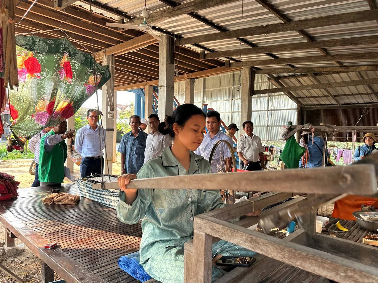 មន្ទីរអភិវឌ្ឍន៍ជនបទខេត្តតាកែវ ដឹកនាំមន្ត្រីចូលរួមក្នុងកម្មវិធីសិក្សាស្វែងយល់ និងដកស្រង់បទពិសោធន៍ភូមិគំរូ នៅភូមិ ជម្ពូព្រឹក្ស ឃុំចំប៉ា ស្រុកព្រៃកប្បាស 5 photo 2024 02 20 18 24 05 4