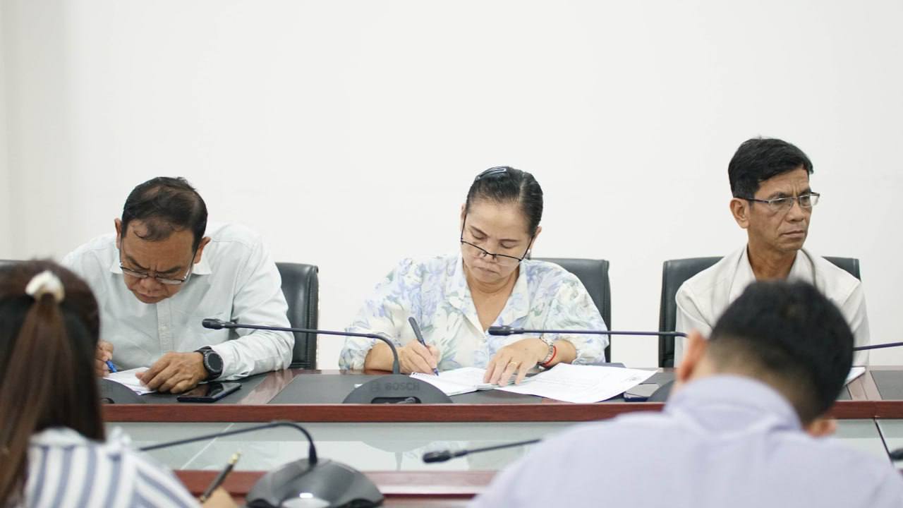 ឯកឧត្តម ផូ ផារិទ្ធ រដ្ឋលេខាធិការ អញ្ជើញដឹកនាំកិច្ចប្រជុំរបស់អនុគណ:កម្មការរៀបចំពិធី និងឯកសារ នៃគណ:កម្មារៀបចំសន្និបាតបូកសរុបលទ្ធផលការងារឆ្នាំ២០២៣ និងទិសដៅការងារបន្តឆ្នាំ២០២៤ របស់ក្រសួងអភិវឌ្ឍន៍ជនបទ ។ 6 photo 2024 02 21 16 59 00