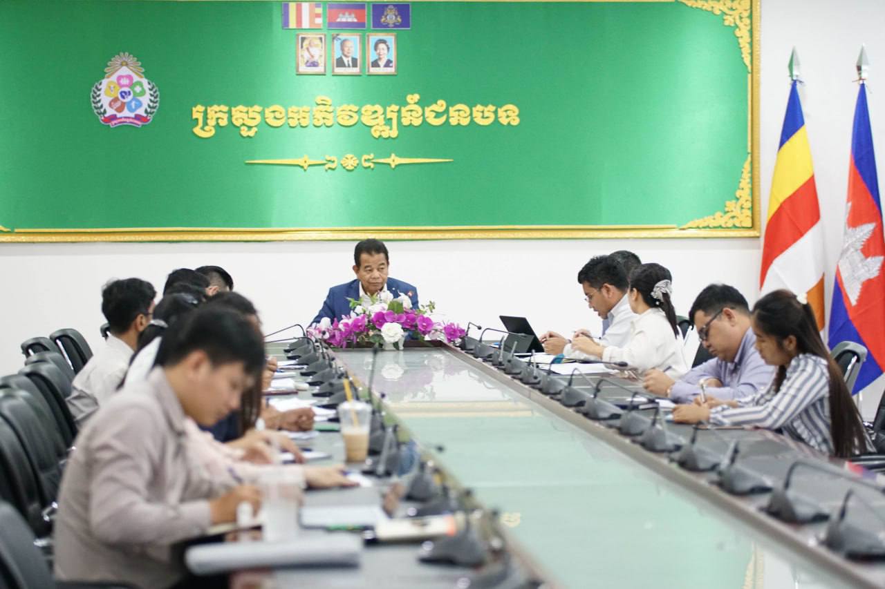 ឯកឧត្តម ផូ ផារិទ្ធ រដ្ឋលេខាធិការ អញ្ជើញដឹកនាំកិច្ចប្រជុំរបស់អនុគណ:កម្មការរៀបចំពិធី និងឯកសារ នៃគណ:កម្មារៀបចំសន្និបាតបូកសរុបលទ្ធផលការងារឆ្នាំ២០២៣ និងទិសដៅការងារបន្តឆ្នាំ២០២៤ របស់ក្រសួងអភិវឌ្ឍន៍ជនបទ ។ 9 photo 2024 02 21 16 59 05