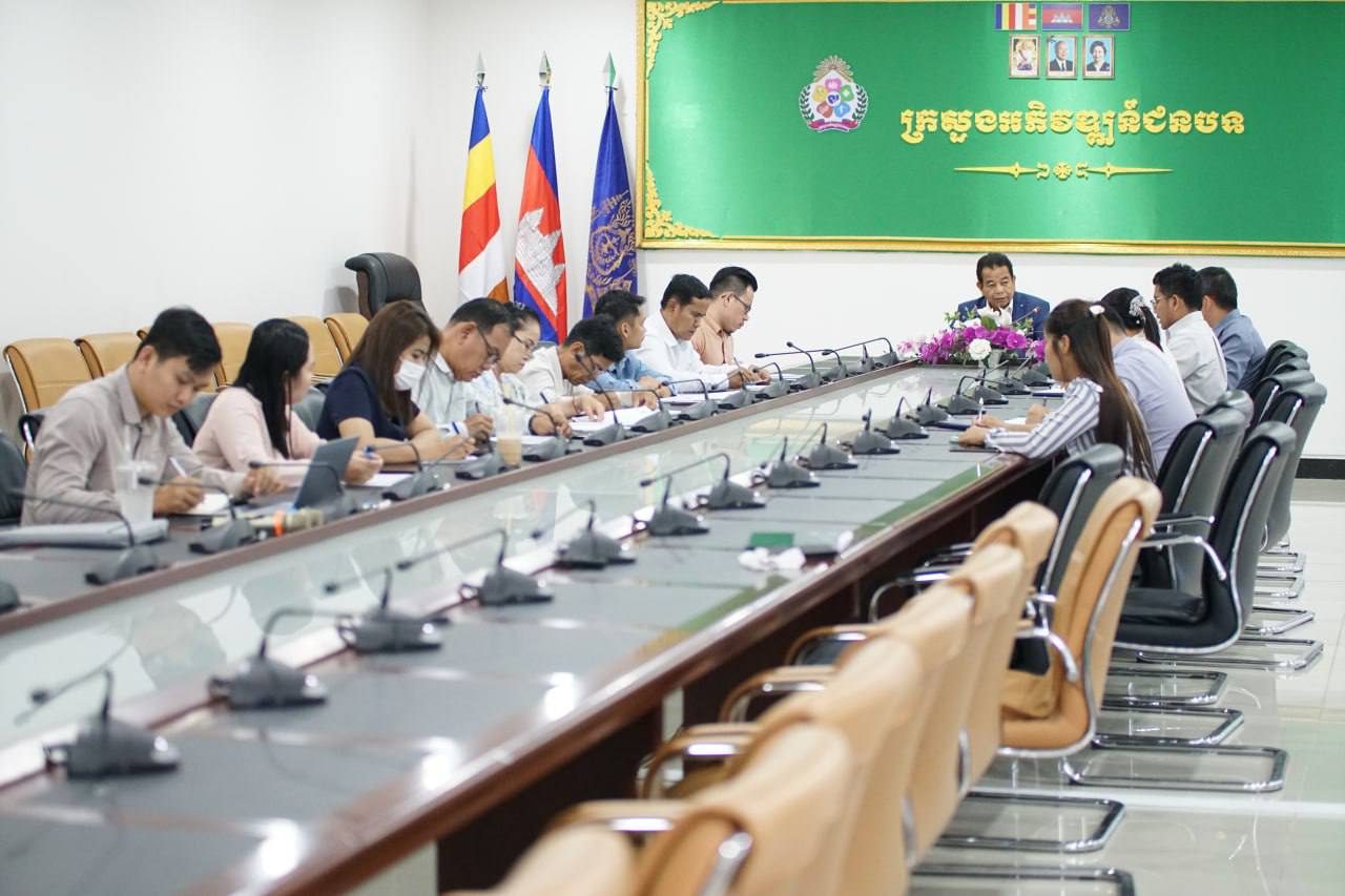 ឯកឧត្តម ផូ ផារិទ្ធ រដ្ឋលេខាធិការ អញ្ជើញដឹកនាំកិច្ចប្រជុំរបស់អនុគណ:កម្មការរៀបចំពិធី និងឯកសារ នៃគណ:កម្មារៀបចំសន្និបាតបូកសរុបលទ្ធផលការងារឆ្នាំ២០២៣ និងទិសដៅការងារបន្តឆ្នាំ២០២៤ របស់ក្រសួងអភិវឌ្ឍន៍ជនបទ ។ 10 photo 2024 02 21 16 59 08