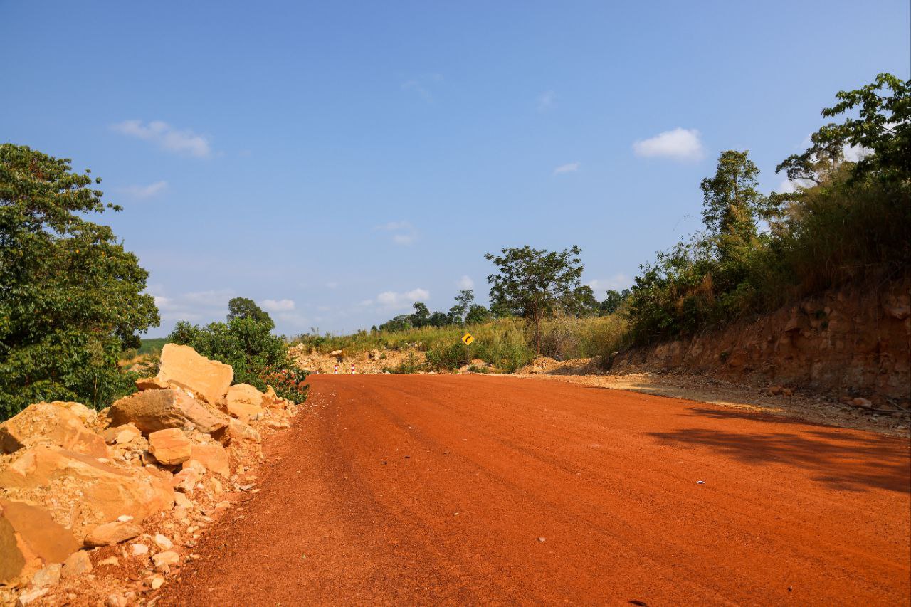 ឯកឧត្តម ឆាយ ឫទ្ធិសែន ដឹកនាំគណៈកម្មការអន្ដរក្រសួងចុះត្រួតពិនិត្យ វាយតម្លៃការស្ថាបនាផ្លូវក្រួសក្រហម និងសំណង់សិល្បការ្យជនបទ នៅក្រុងខេមរភូមិន្ទ ខេត្តកោះកុង 13 photo 2024 02 22 12 39 00 2
