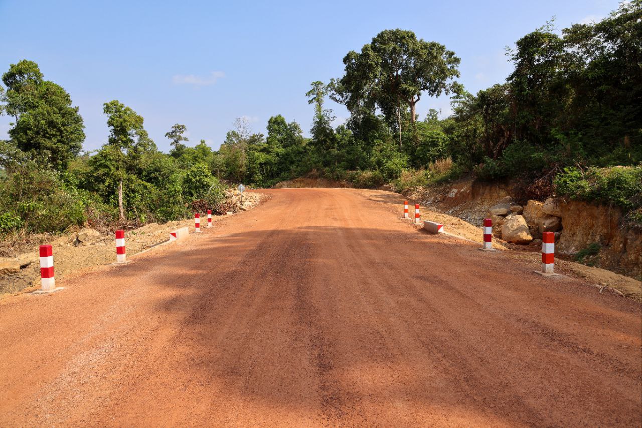 ឯកឧត្តម ឆាយ ឫទ្ធិសែន ដឹកនាំគណៈកម្មការអន្ដរក្រសួងចុះត្រួតពិនិត្យ វាយតម្លៃការស្ថាបនាផ្លូវក្រួសក្រហម និងសំណង់សិល្បការ្យជនបទ នៅក្រុងខេមរភូមិន្ទ ខេត្តកោះកុង 14 photo 2024 02 22 12 39 00